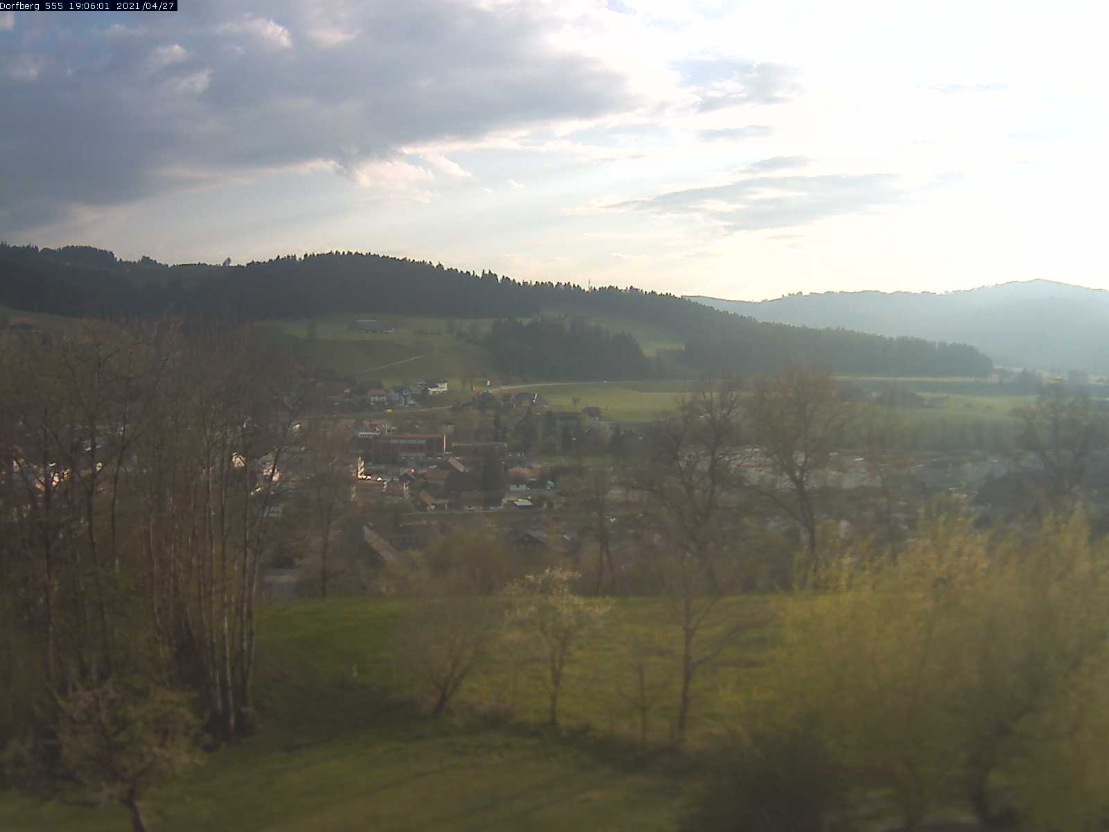 Webcam-Bild: Aussicht vom Dorfberg in Langnau 20210427-190601