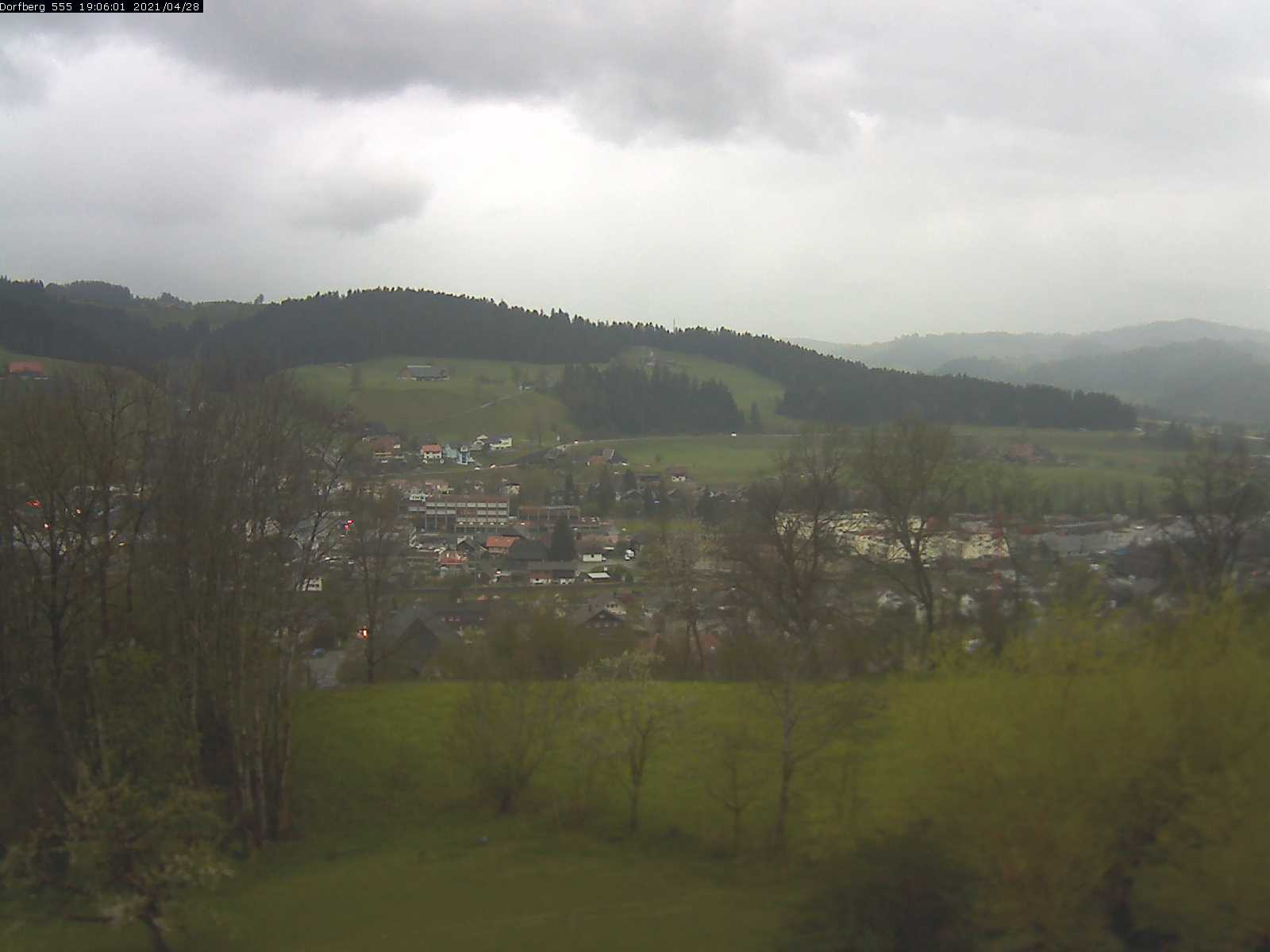 Webcam-Bild: Aussicht vom Dorfberg in Langnau 20210428-190601
