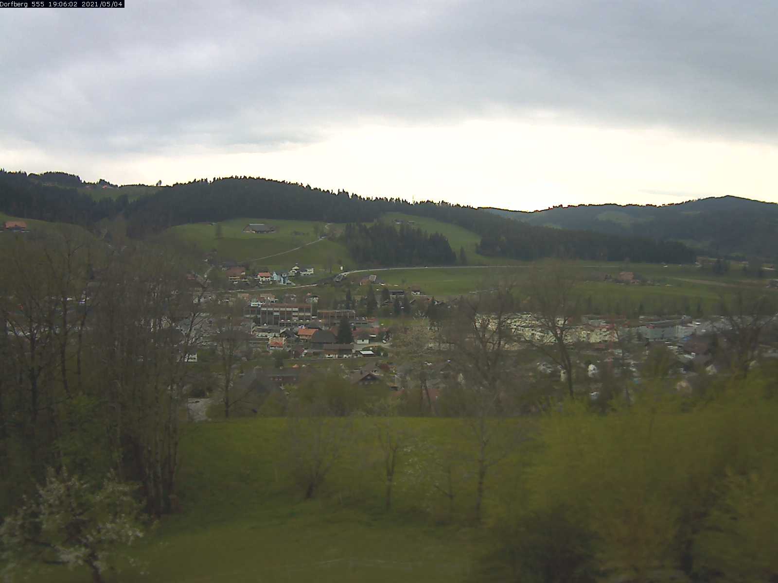 Webcam-Bild: Aussicht vom Dorfberg in Langnau 20210504-190601