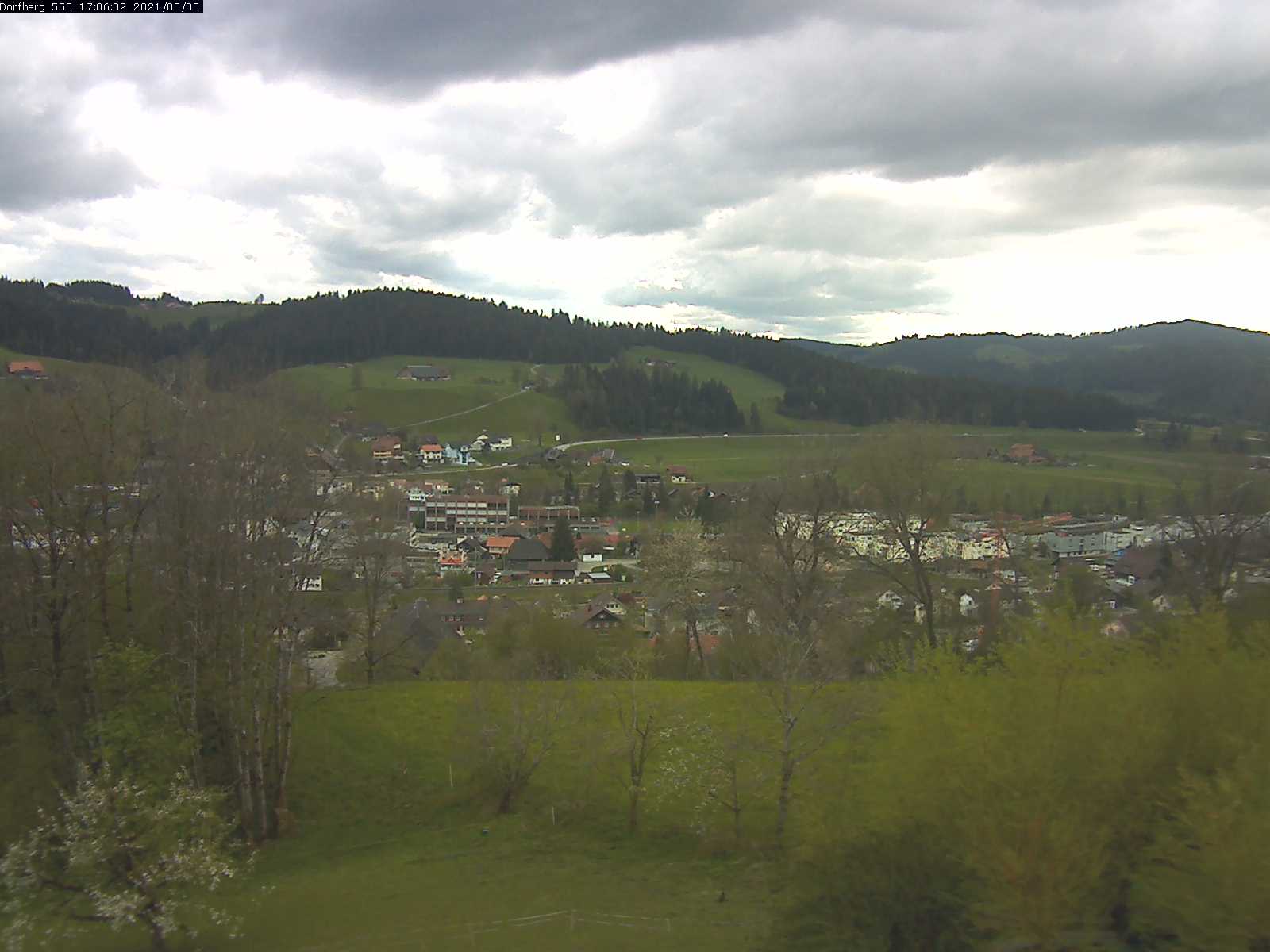 Webcam-Bild: Aussicht vom Dorfberg in Langnau 20210505-170601
