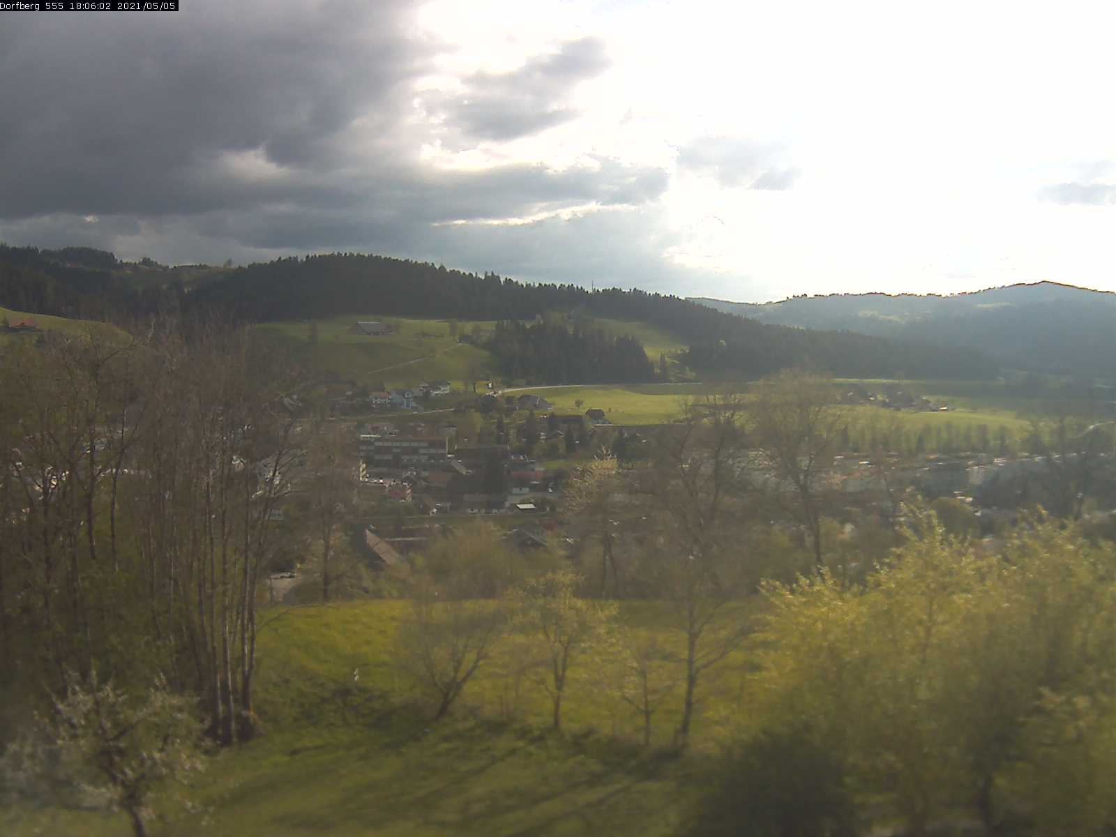 Webcam-Bild: Aussicht vom Dorfberg in Langnau 20210505-180601
