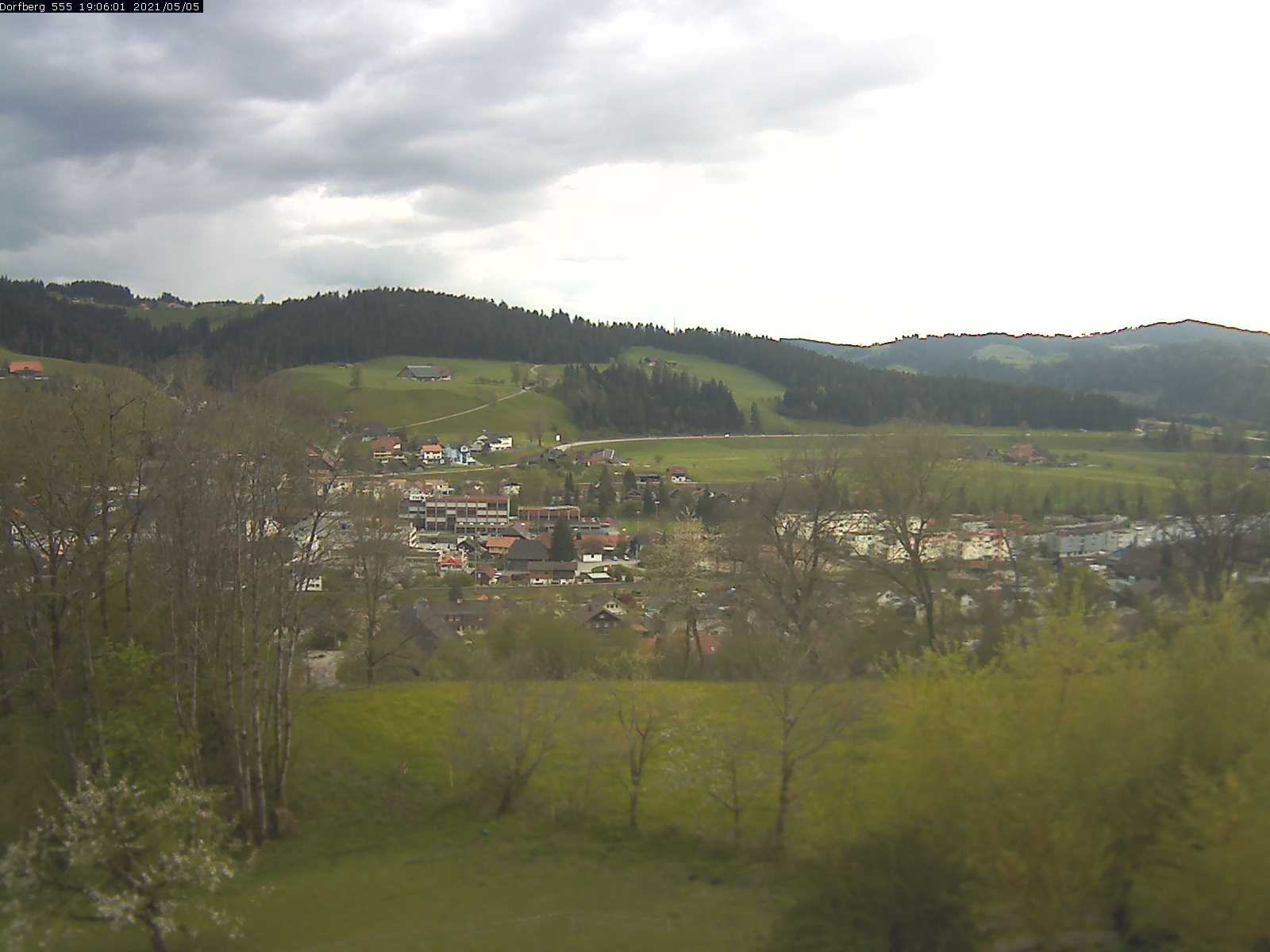 Webcam-Bild: Aussicht vom Dorfberg in Langnau 20210505-190601