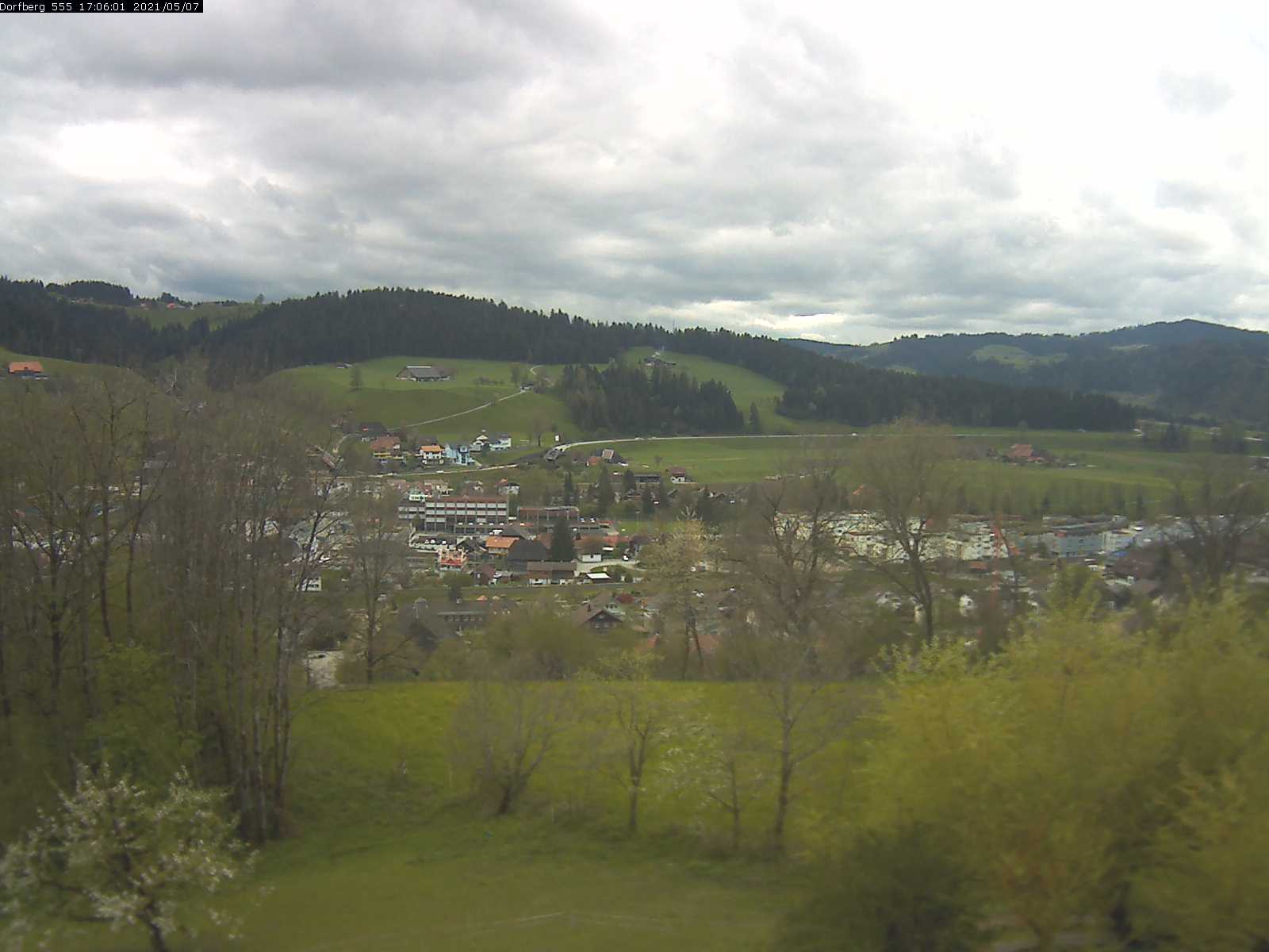 Webcam-Bild: Aussicht vom Dorfberg in Langnau 20210507-170601