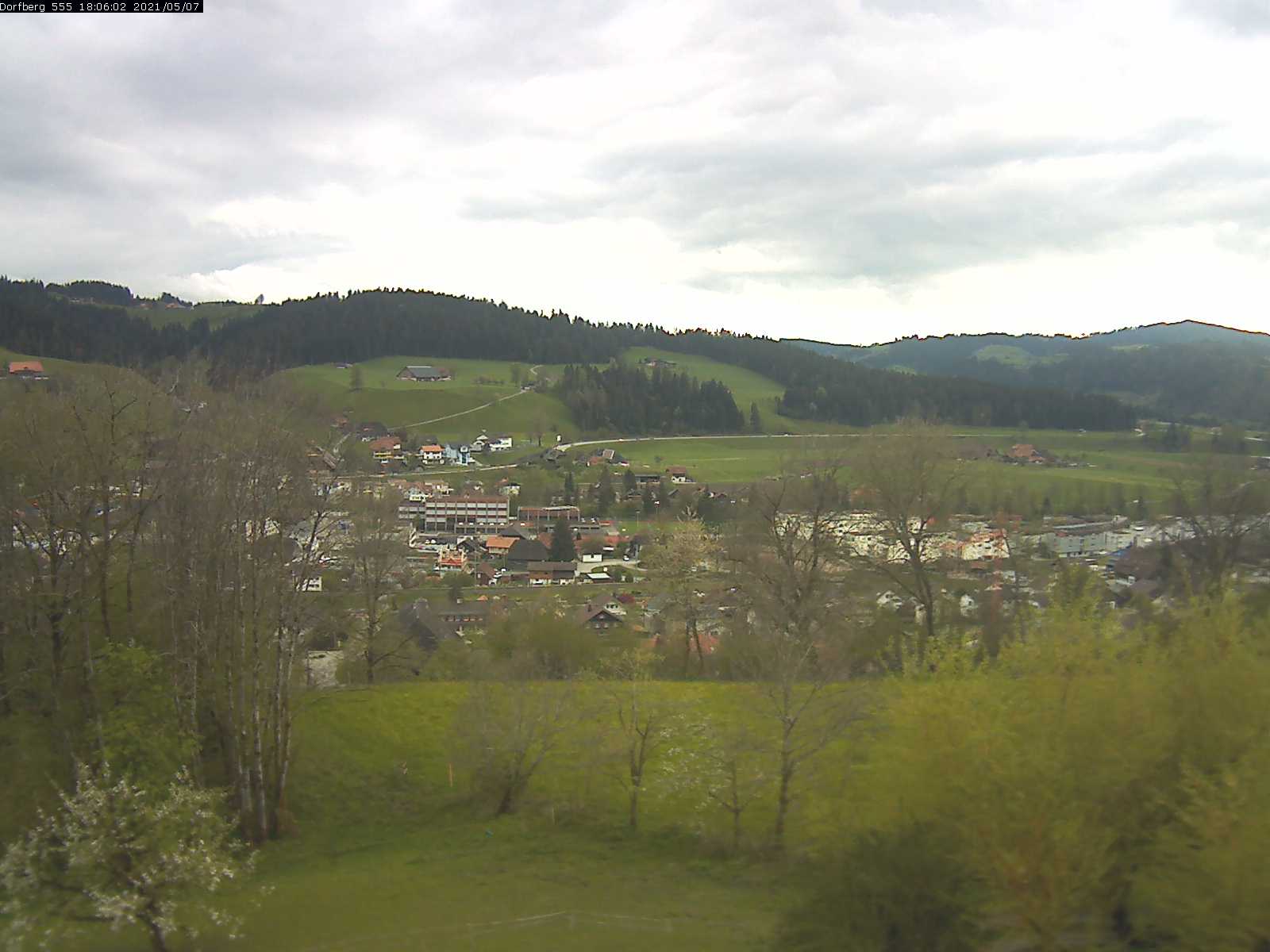 Webcam-Bild: Aussicht vom Dorfberg in Langnau 20210507-180601