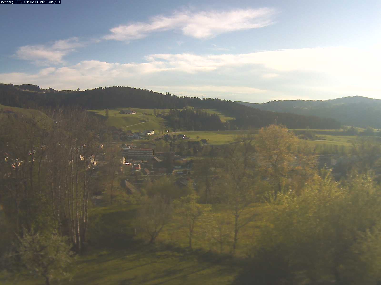 Webcam-Bild: Aussicht vom Dorfberg in Langnau 20210509-190602