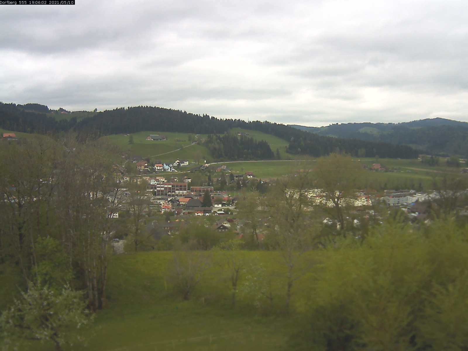 Webcam-Bild: Aussicht vom Dorfberg in Langnau 20210510-190601