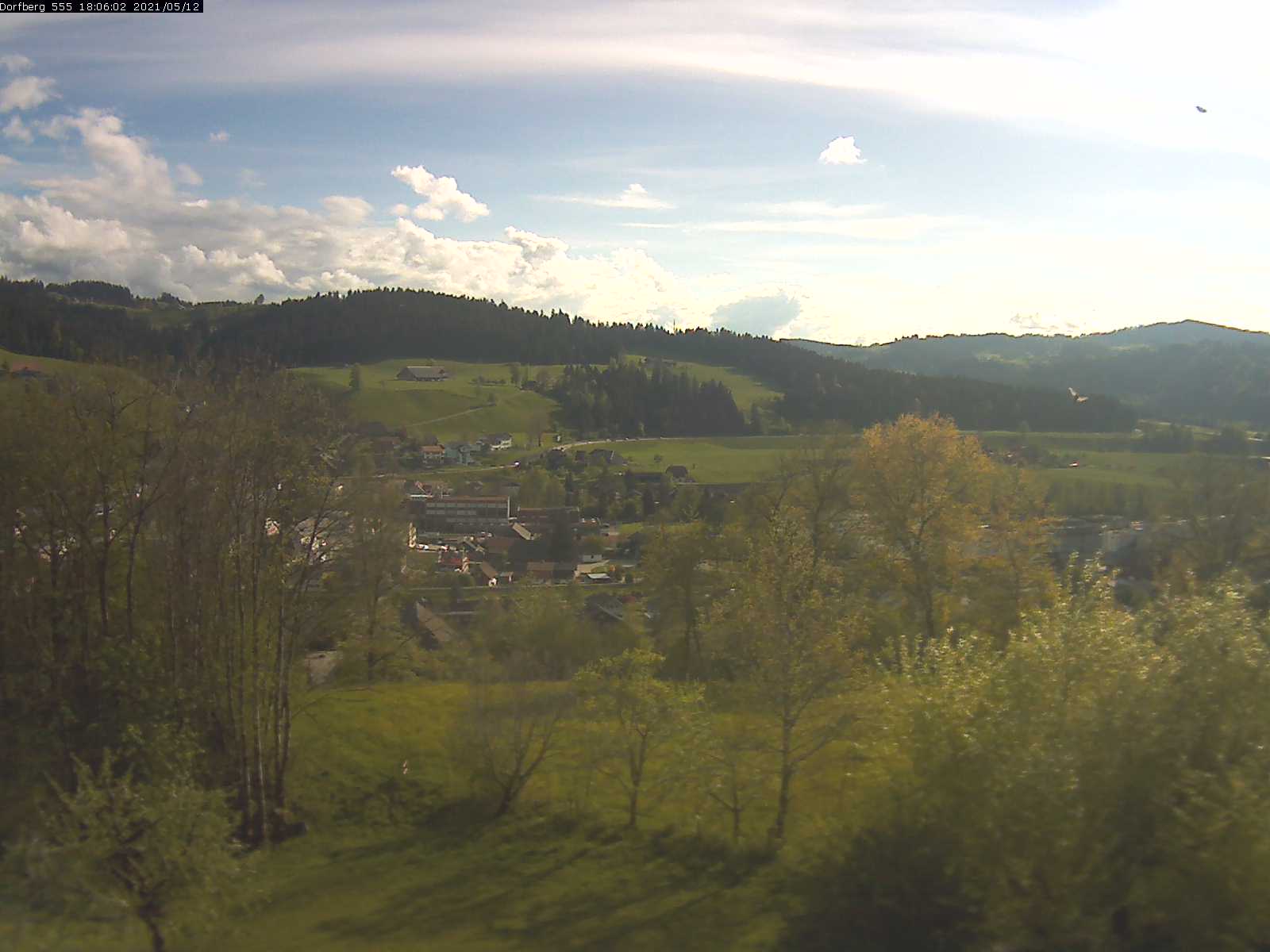 Webcam-Bild: Aussicht vom Dorfberg in Langnau 20210512-180601