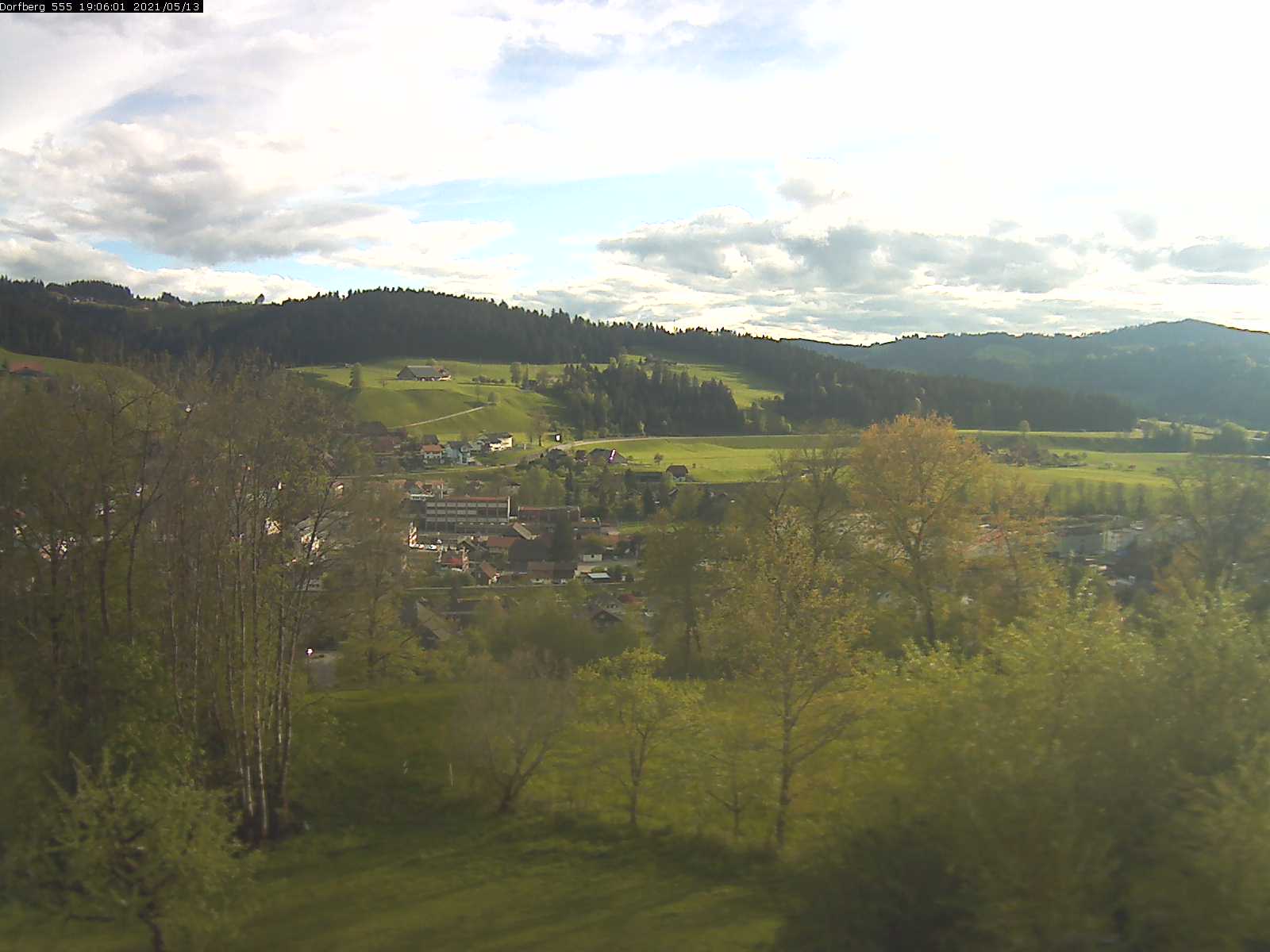 Webcam-Bild: Aussicht vom Dorfberg in Langnau 20210513-190601