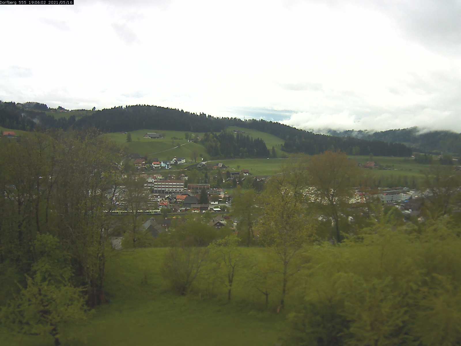 Webcam-Bild: Aussicht vom Dorfberg in Langnau 20210516-190601