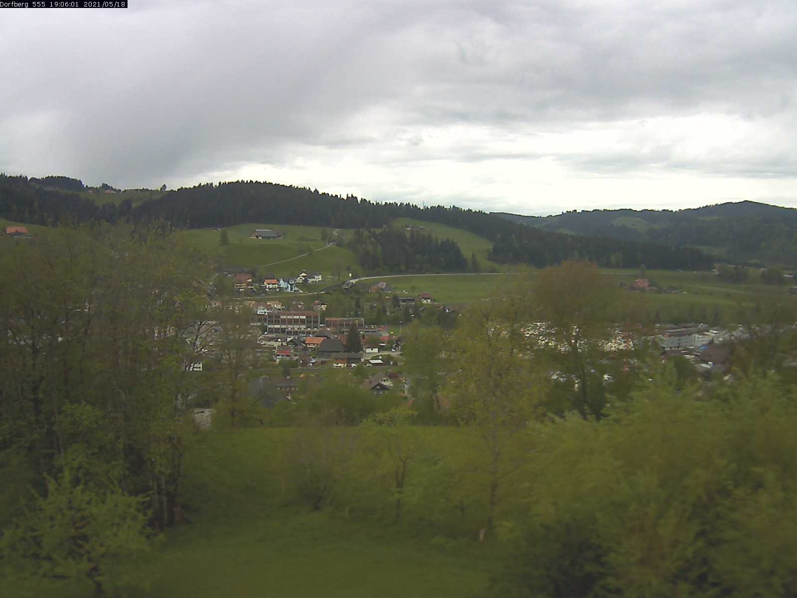 Webcam-Bild: Aussicht vom Dorfberg in Langnau 20210518-190601