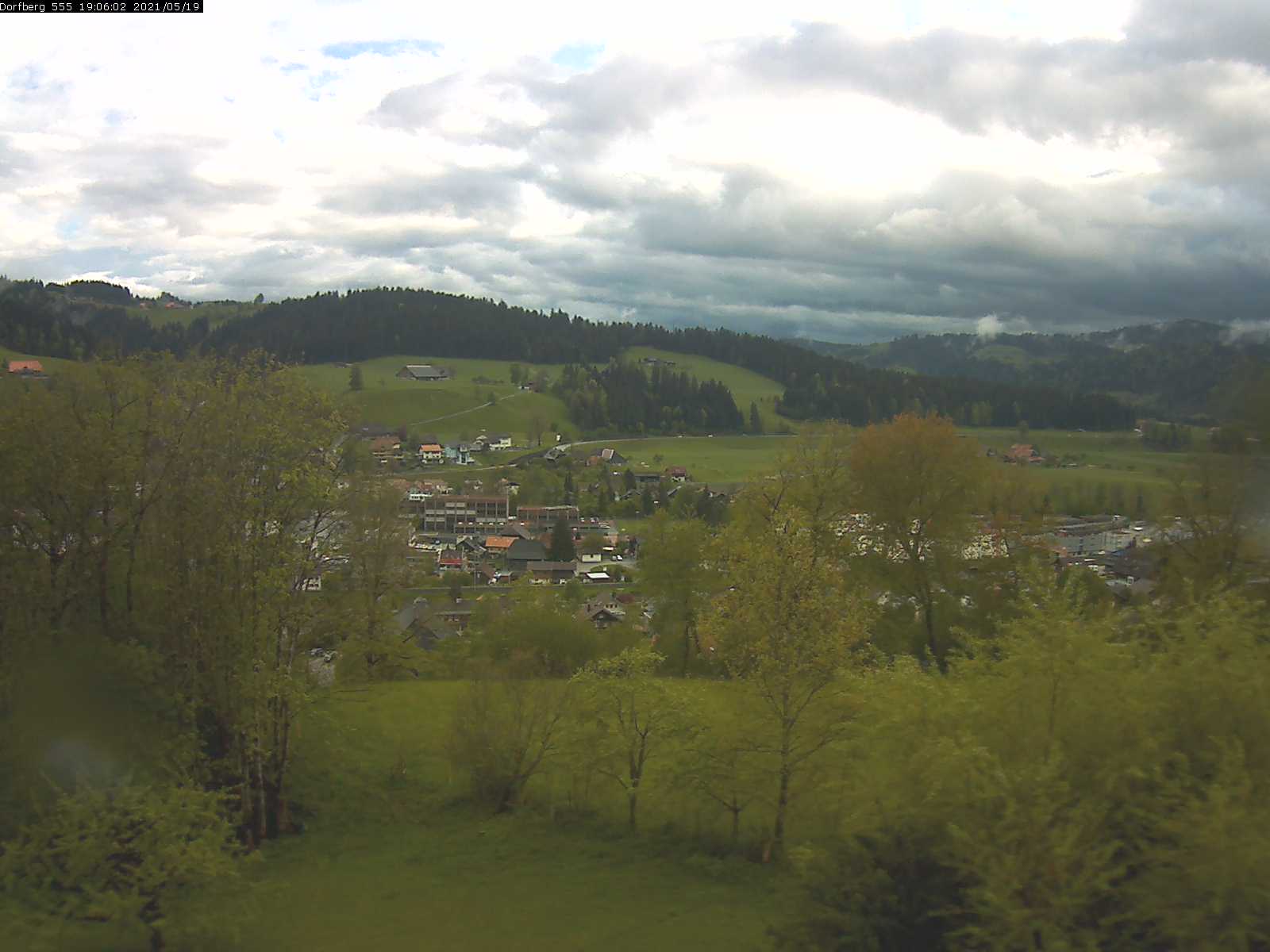 Webcam-Bild: Aussicht vom Dorfberg in Langnau 20210519-190601