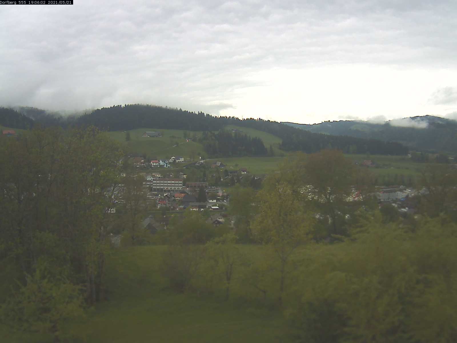 Webcam-Bild: Aussicht vom Dorfberg in Langnau 20210521-190601