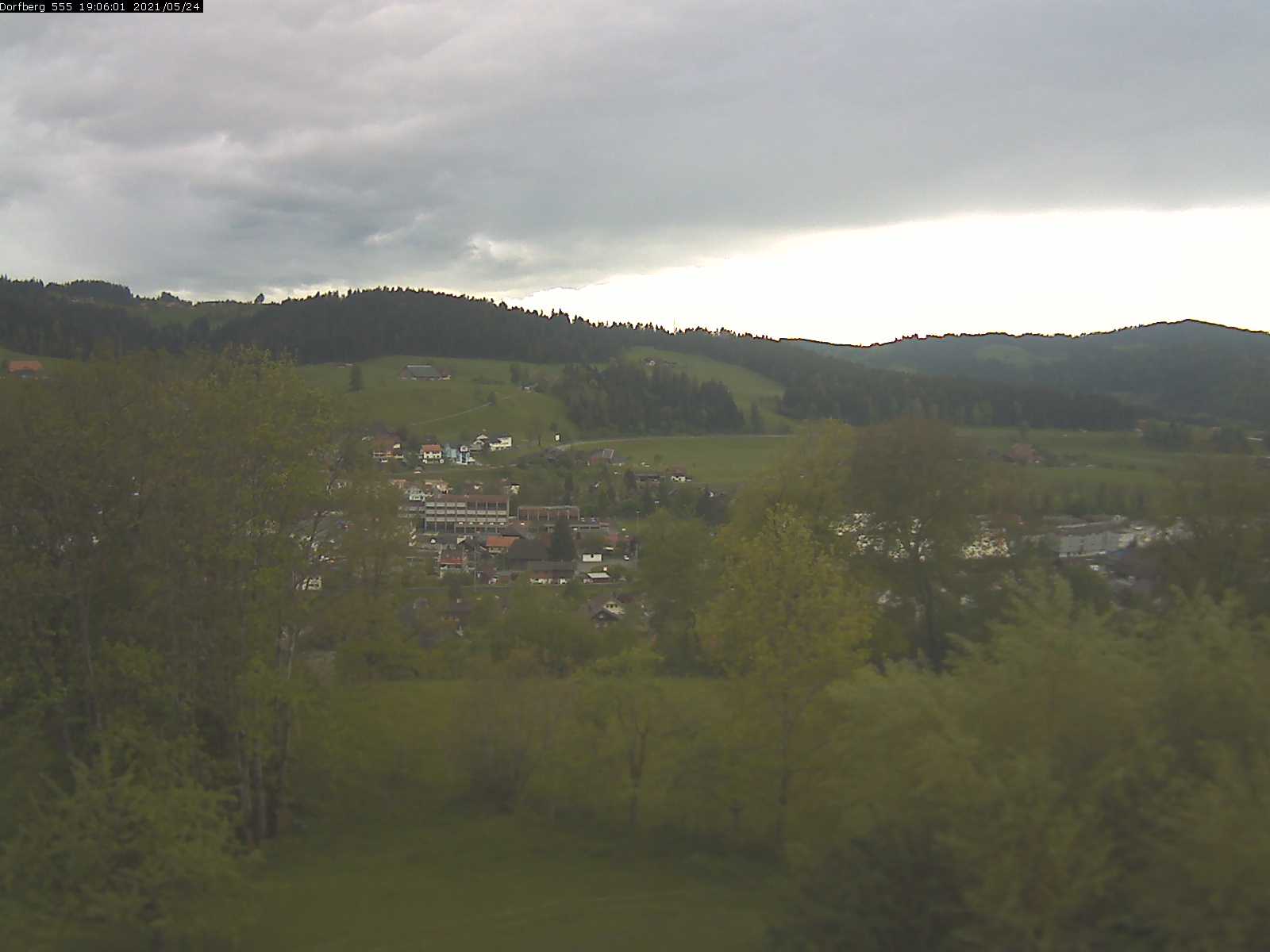 Webcam-Bild: Aussicht vom Dorfberg in Langnau 20210524-190601