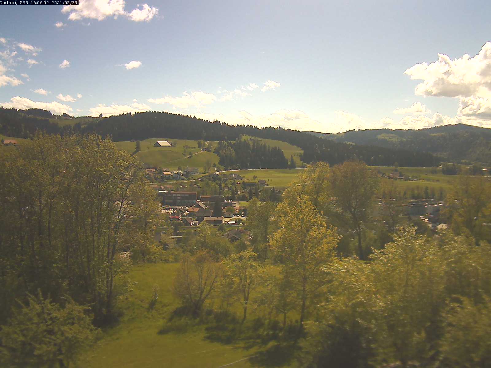 Webcam-Bild: Aussicht vom Dorfberg in Langnau 20210525-160601