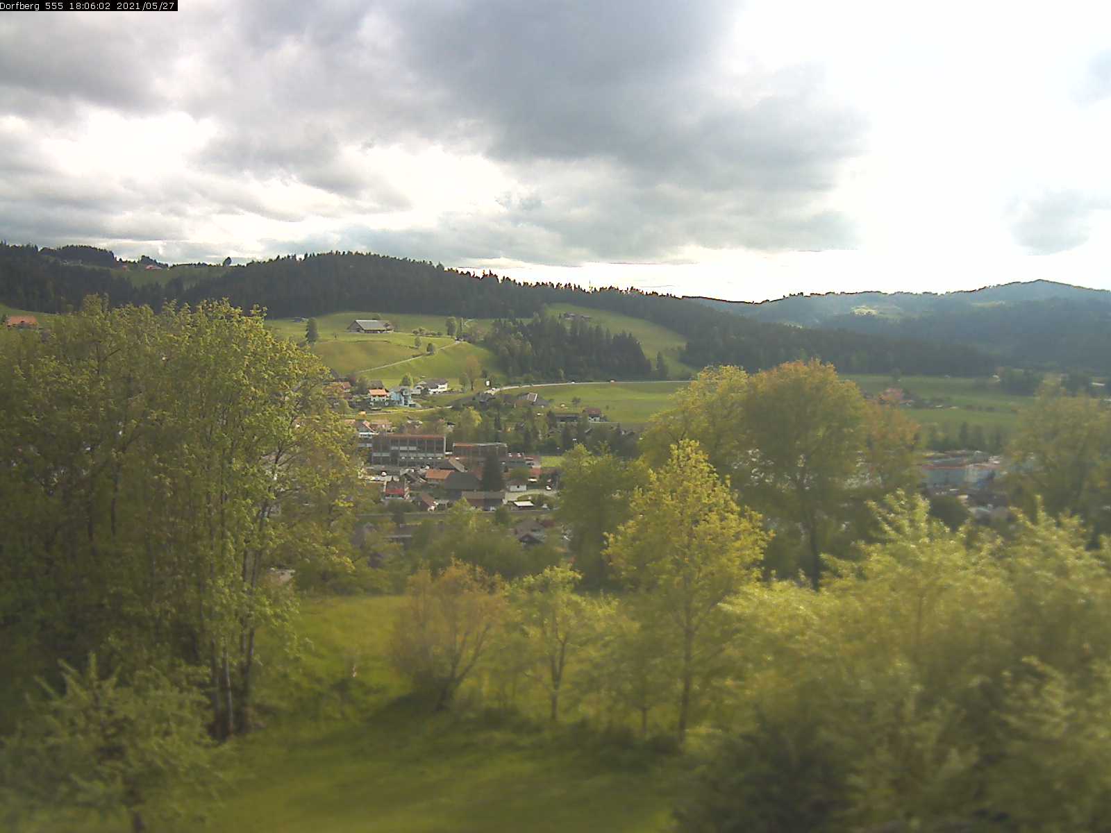 Webcam-Bild: Aussicht vom Dorfberg in Langnau 20210527-180601