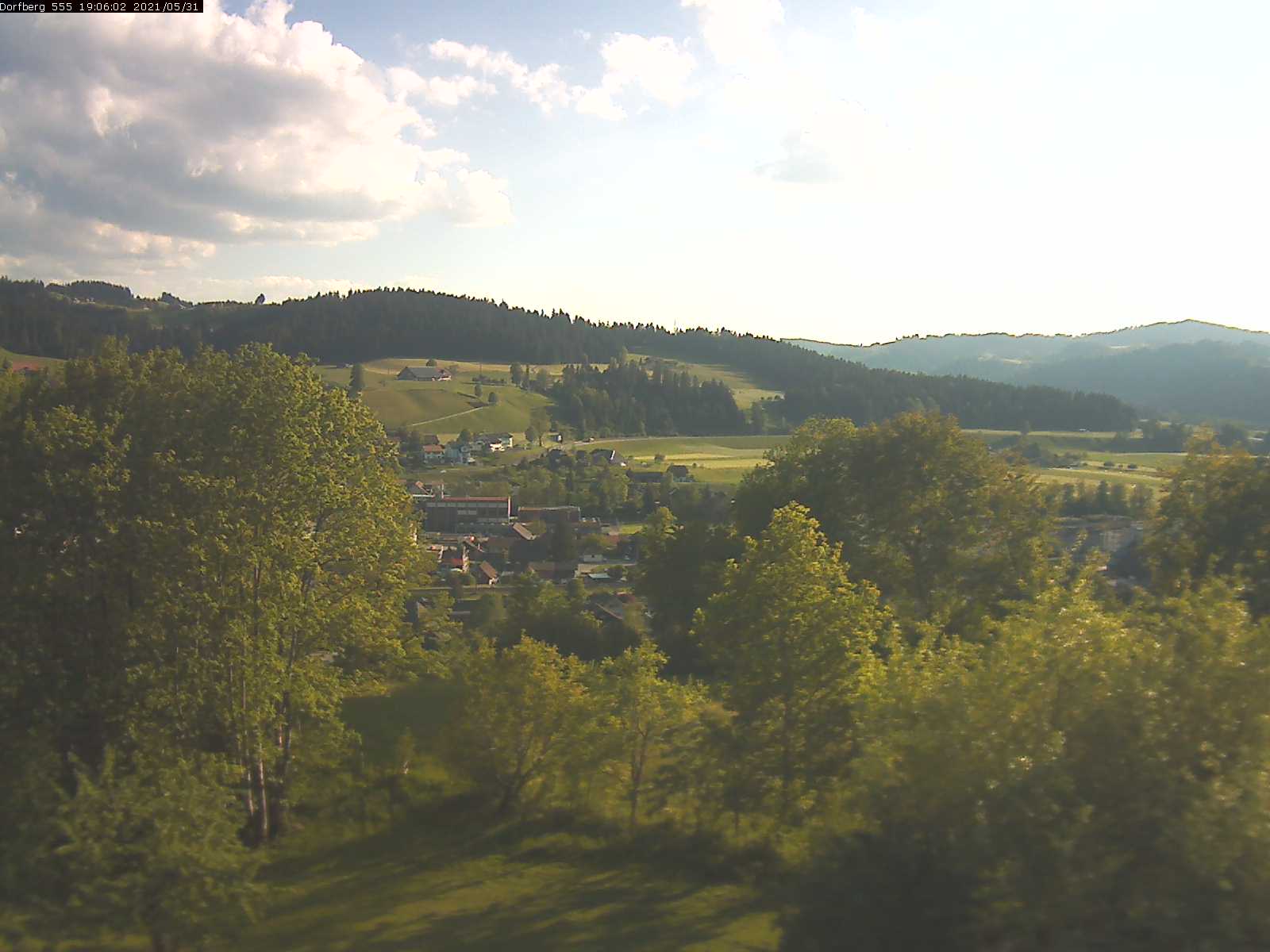 Webcam-Bild: Aussicht vom Dorfberg in Langnau 20210531-190601