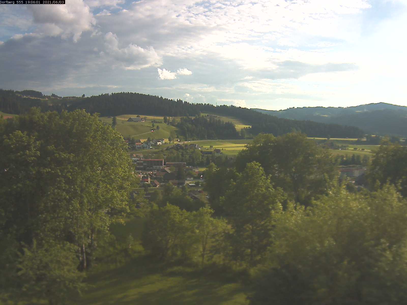 Webcam-Bild: Aussicht vom Dorfberg in Langnau 20210603-190601