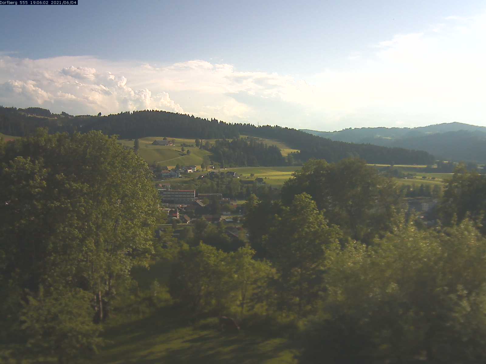 Webcam-Bild: Aussicht vom Dorfberg in Langnau 20210604-190601
