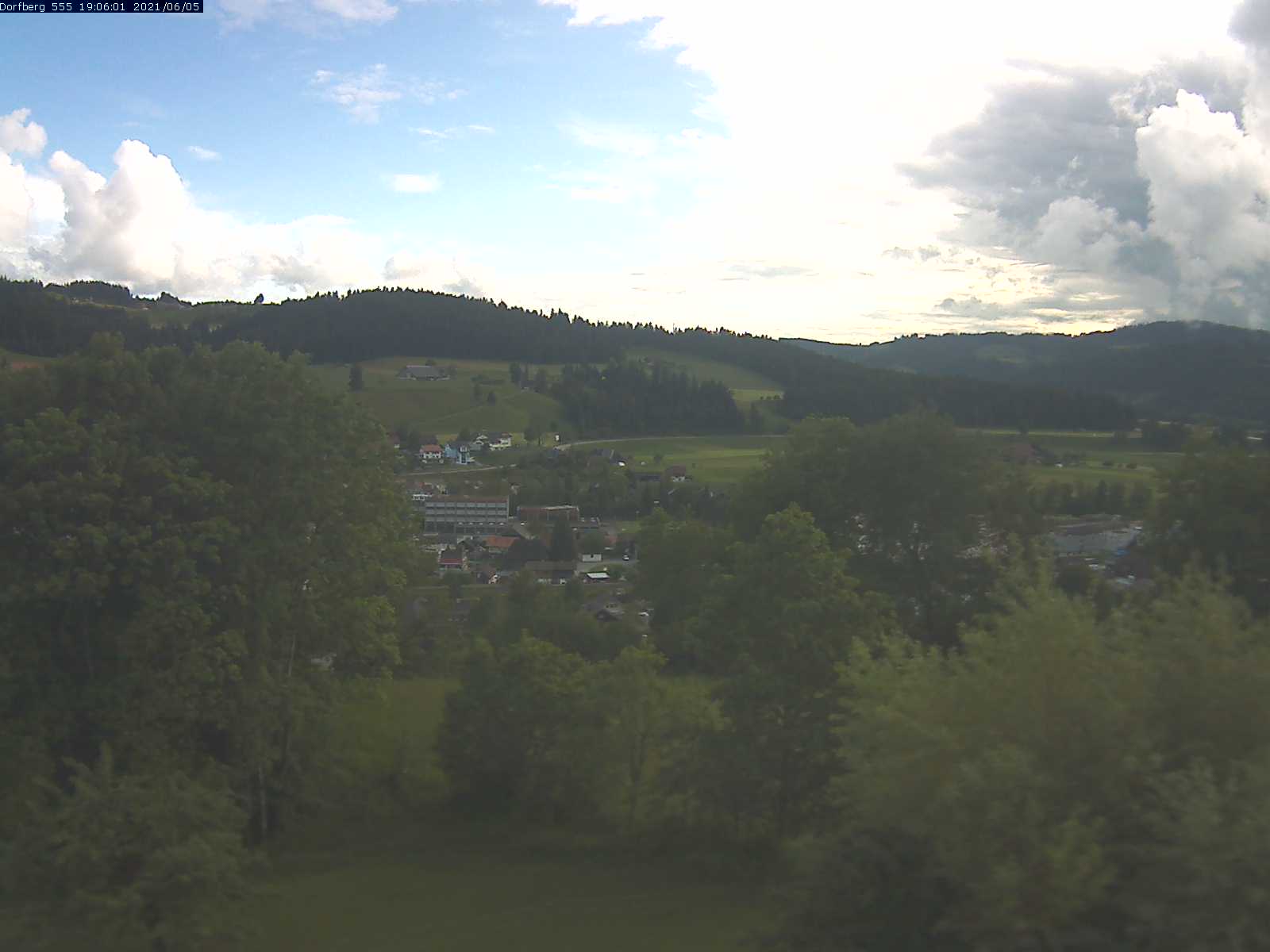 Webcam-Bild: Aussicht vom Dorfberg in Langnau 20210605-190601