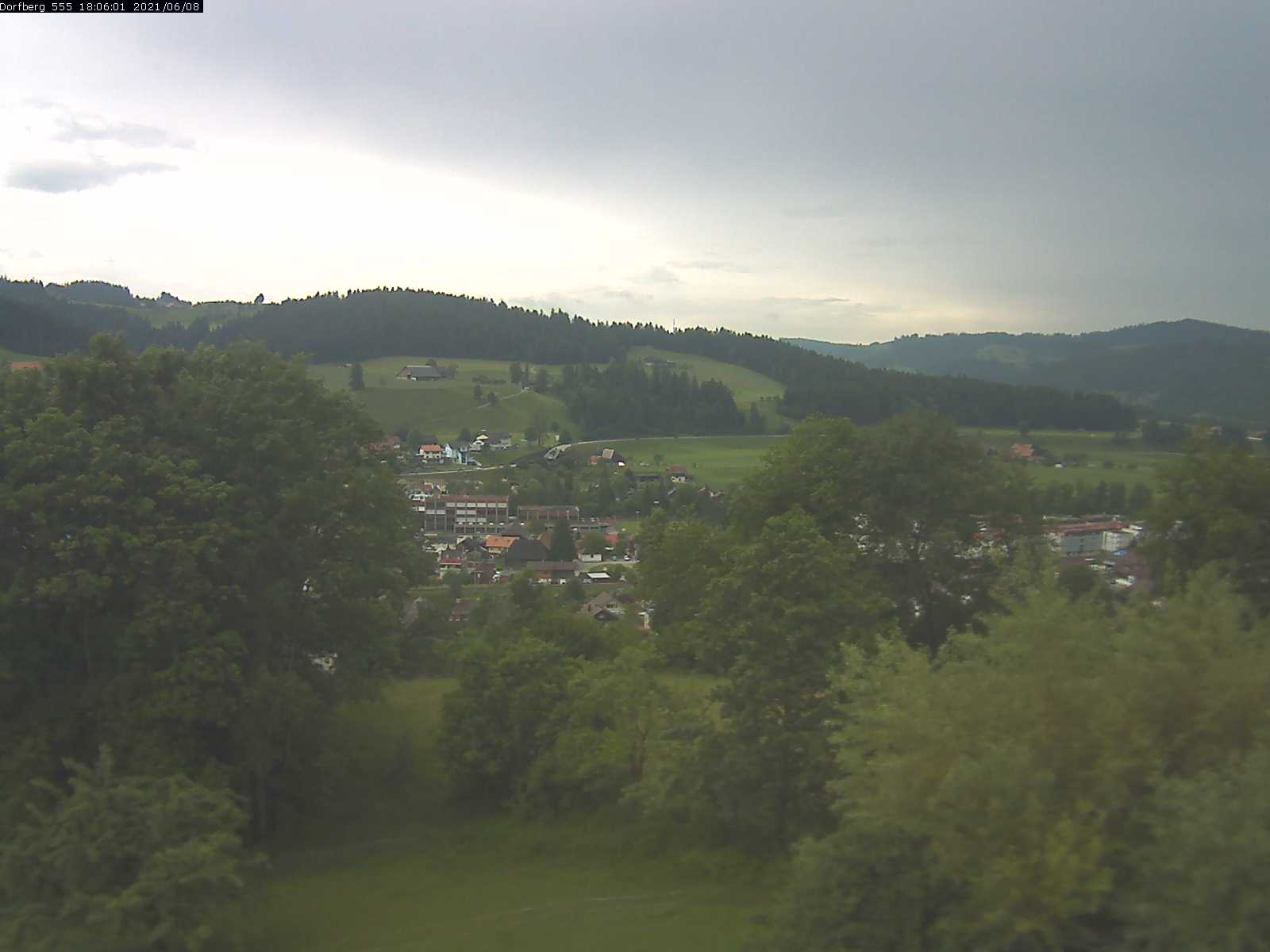 Webcam-Bild: Aussicht vom Dorfberg in Langnau 20210608-180601