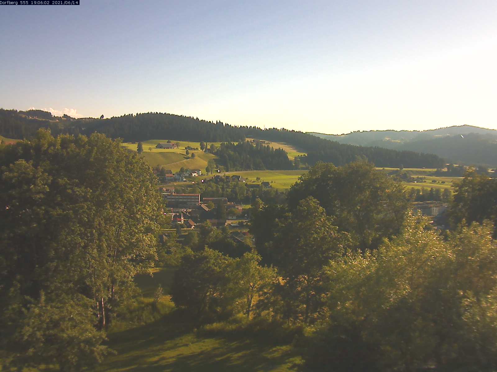 Webcam-Bild: Aussicht vom Dorfberg in Langnau 20210614-190601