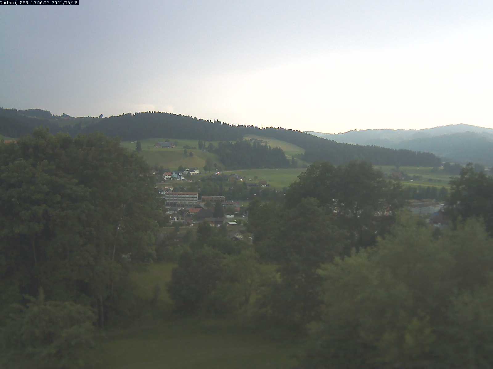 Webcam-Bild: Aussicht vom Dorfberg in Langnau 20210618-190601