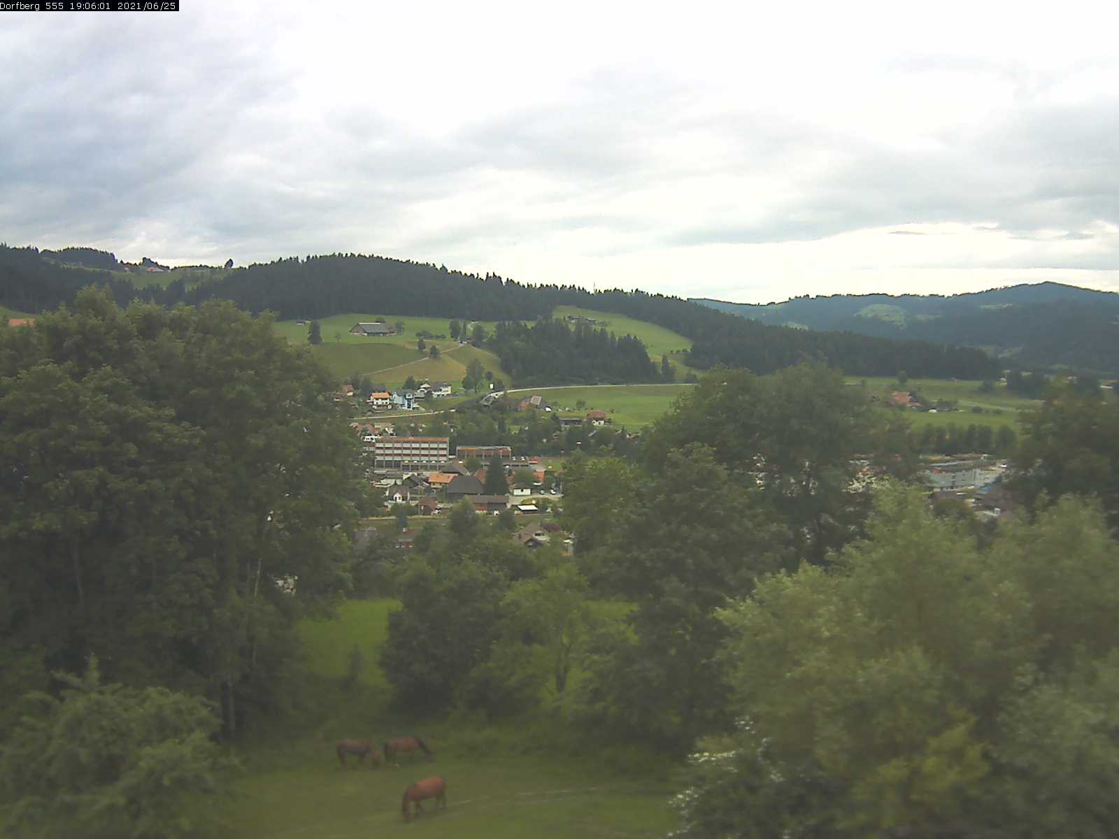 Webcam-Bild: Aussicht vom Dorfberg in Langnau 20210625-190601