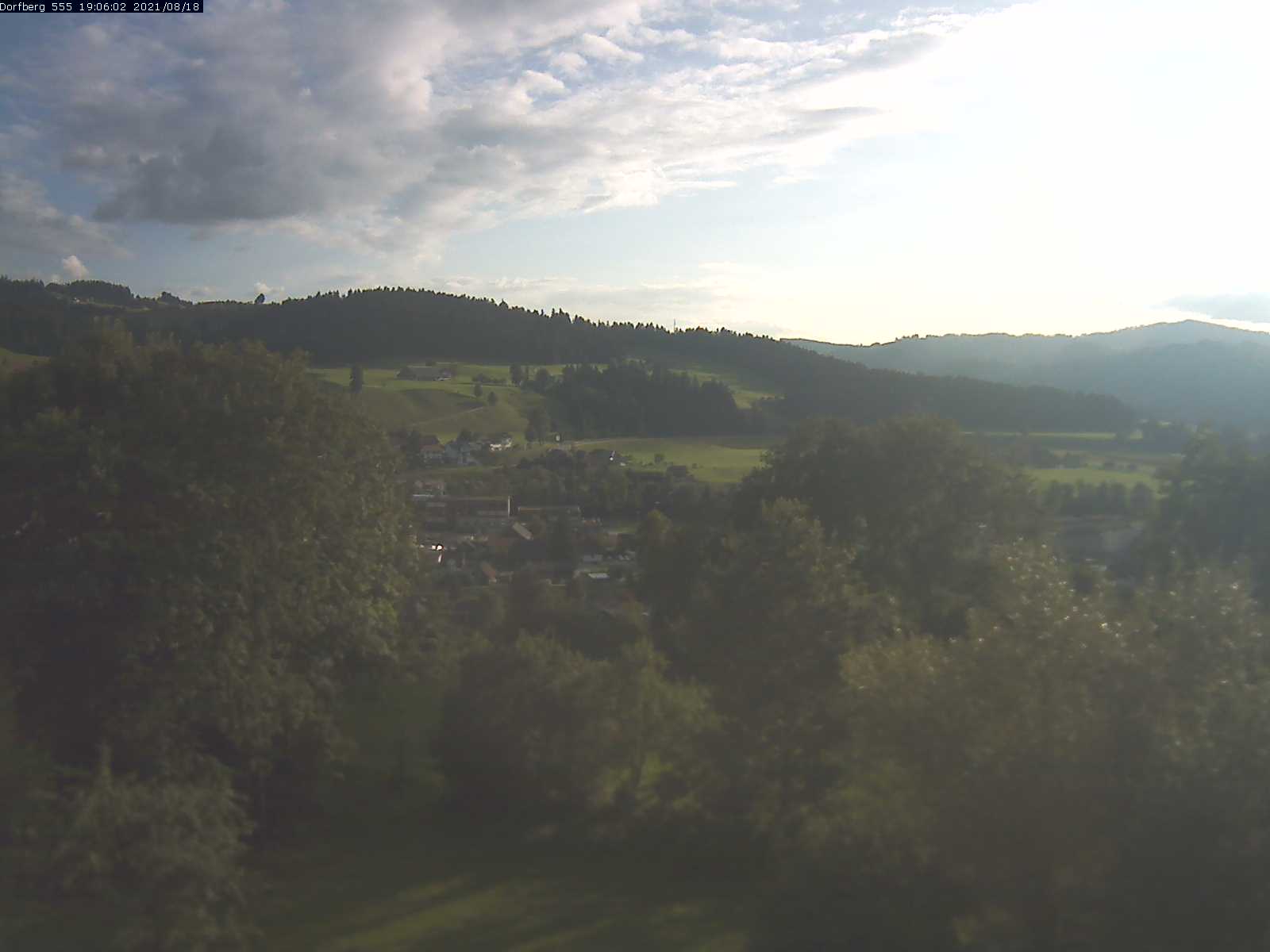 Webcam-Bild: Aussicht vom Dorfberg in Langnau 20210818-190601