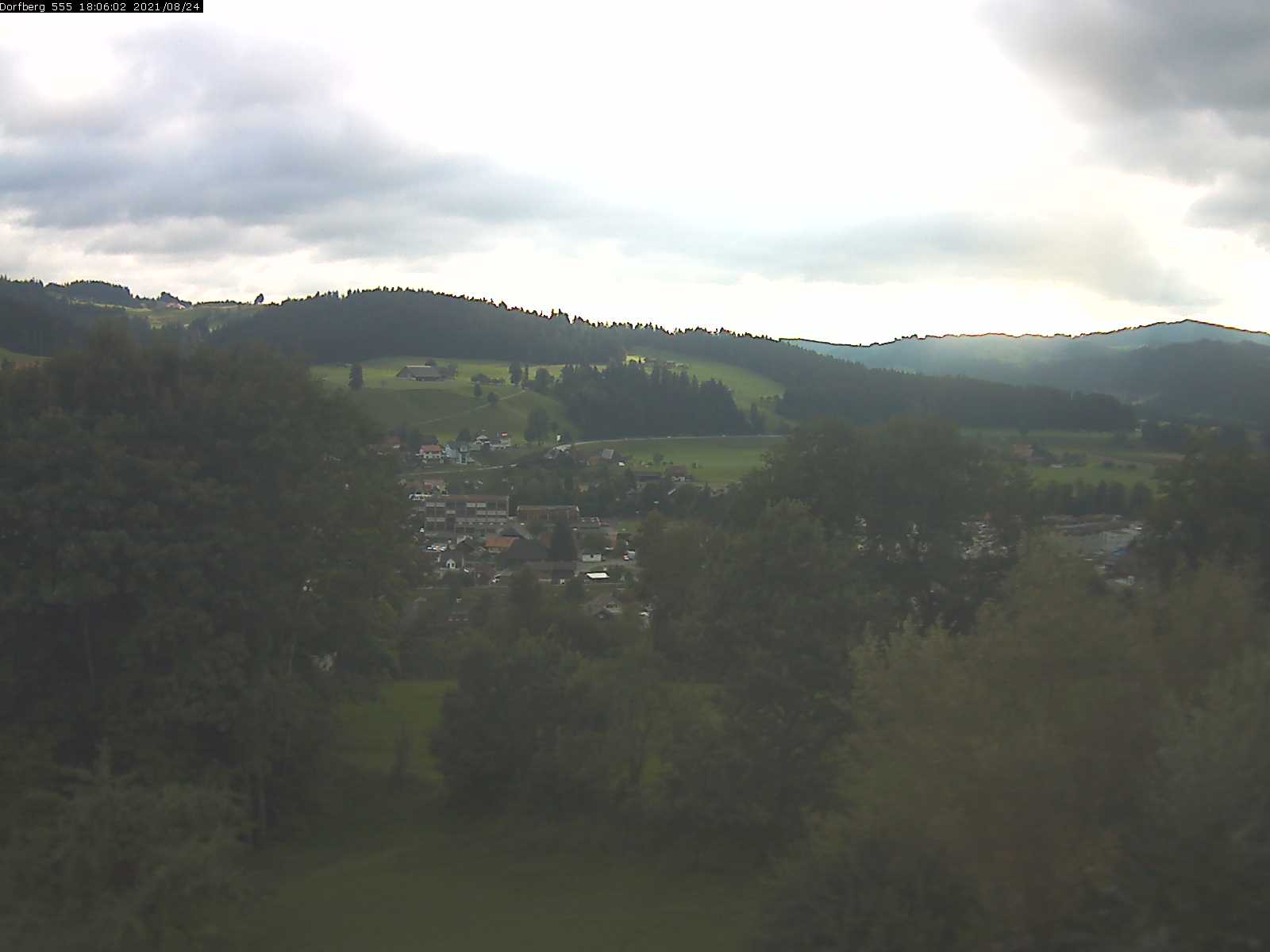 Webcam-Bild: Aussicht vom Dorfberg in Langnau 20210824-180601