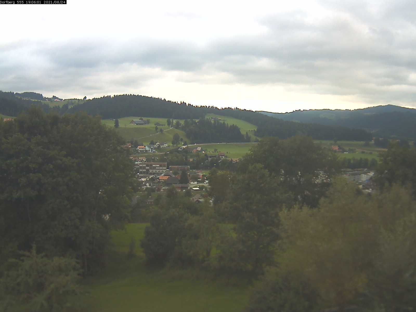 Webcam-Bild: Aussicht vom Dorfberg in Langnau 20210824-190601