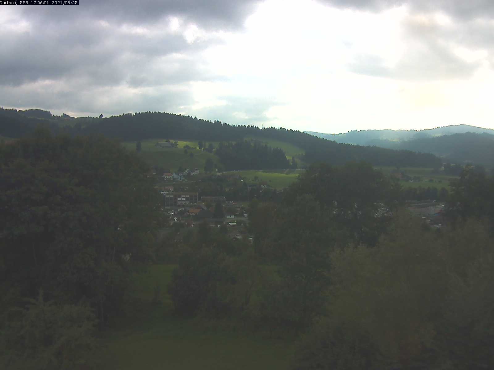 Webcam-Bild: Aussicht vom Dorfberg in Langnau 20210825-170601