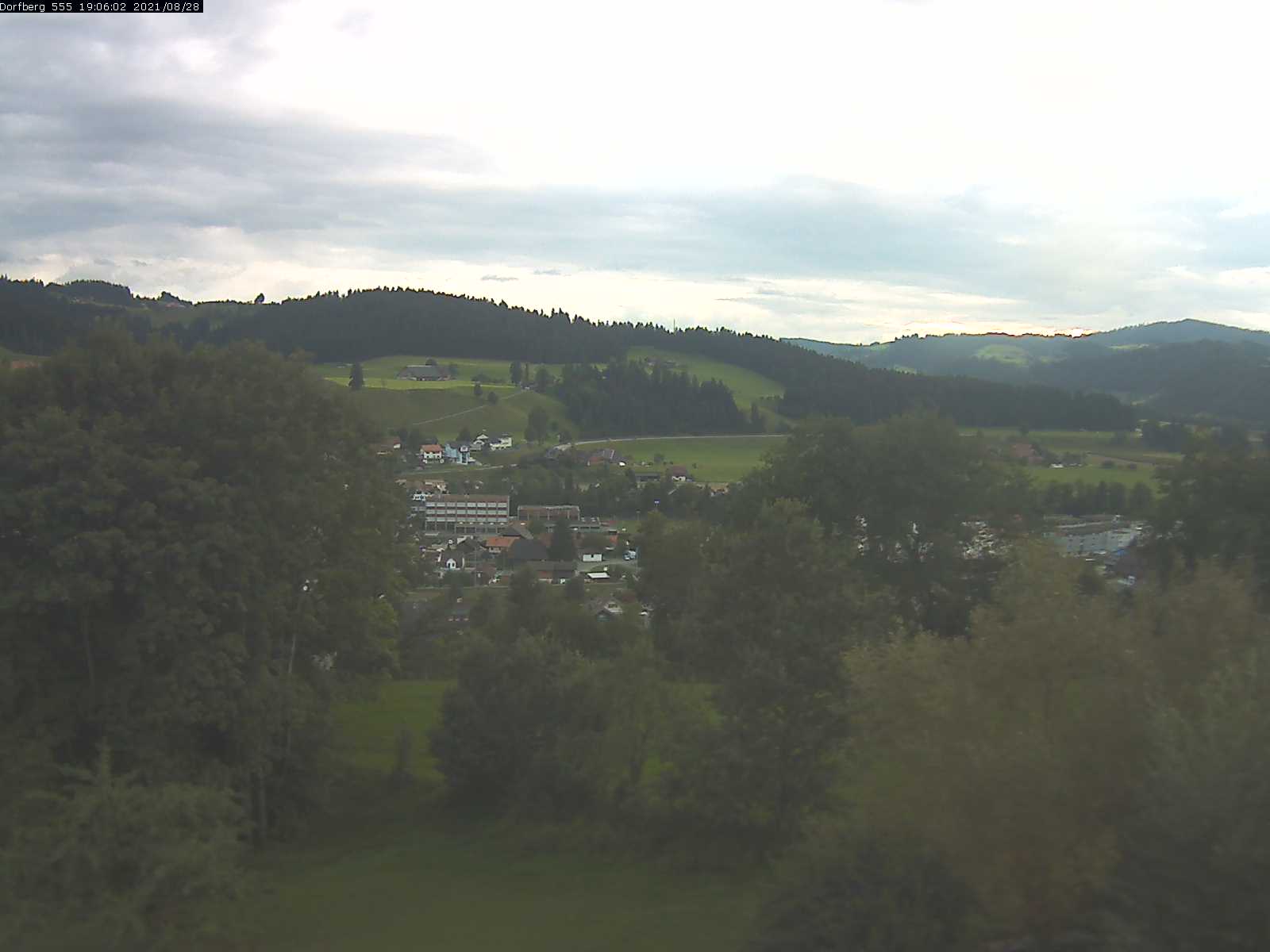 Webcam-Bild: Aussicht vom Dorfberg in Langnau 20210828-190601