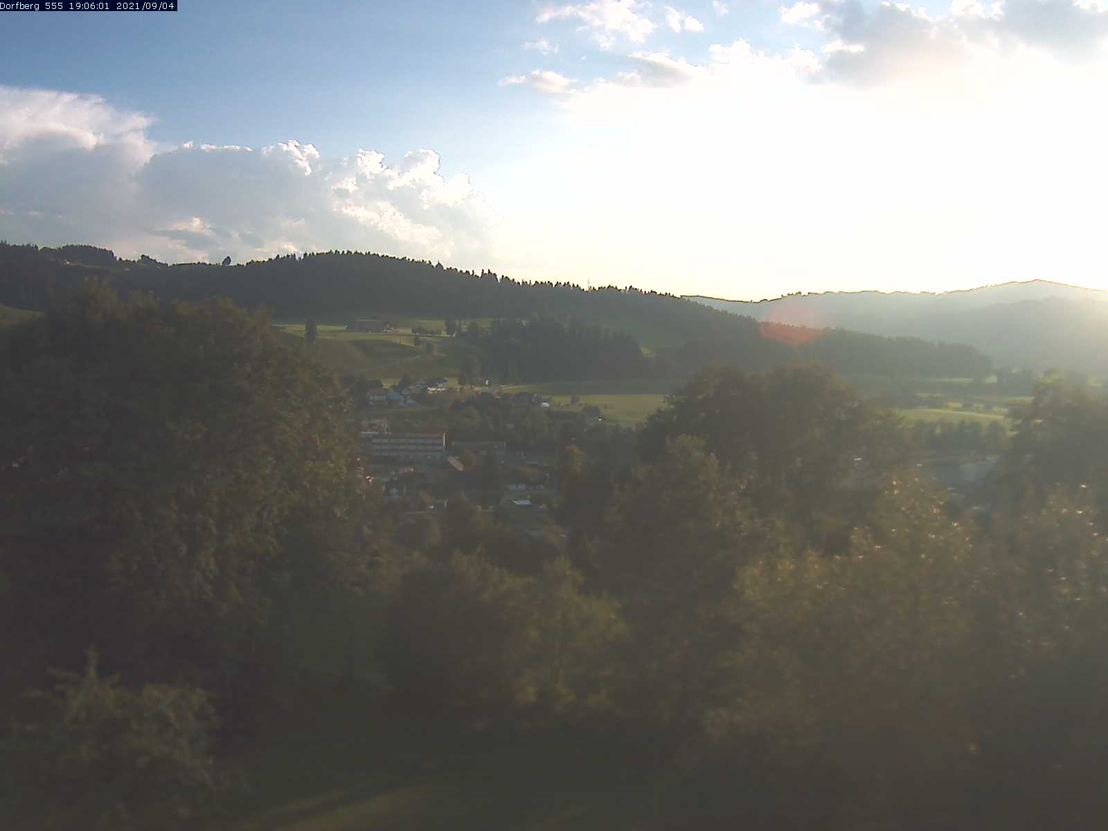 Webcam-Bild: Aussicht vom Dorfberg in Langnau 20210904-190601