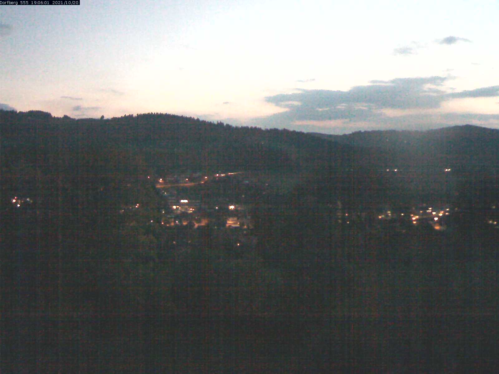 Webcam-Bild: Aussicht vom Dorfberg in Langnau 20211020-190601