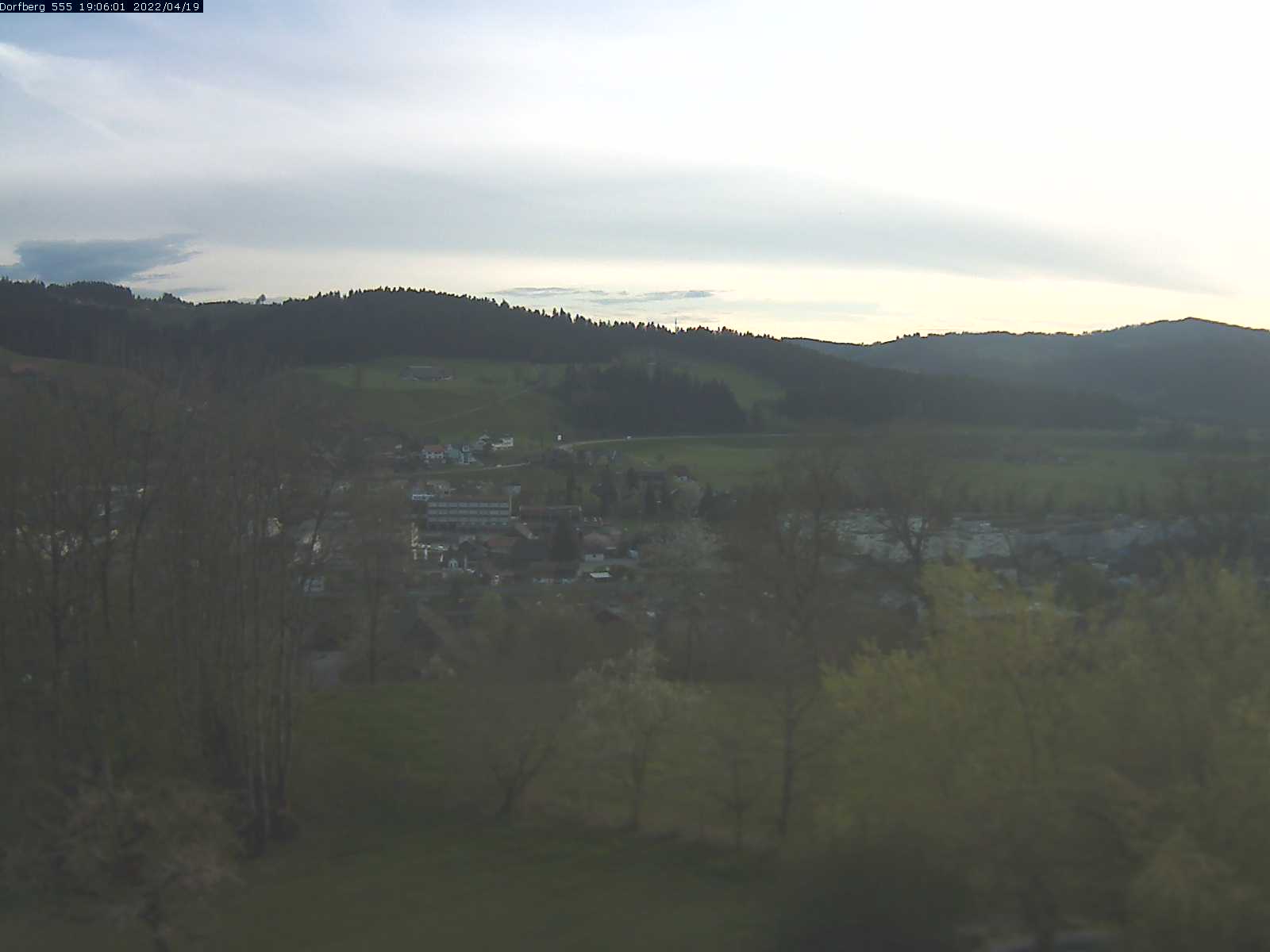 Webcam-Bild: Aussicht vom Dorfberg in Langnau 20220419-190601
