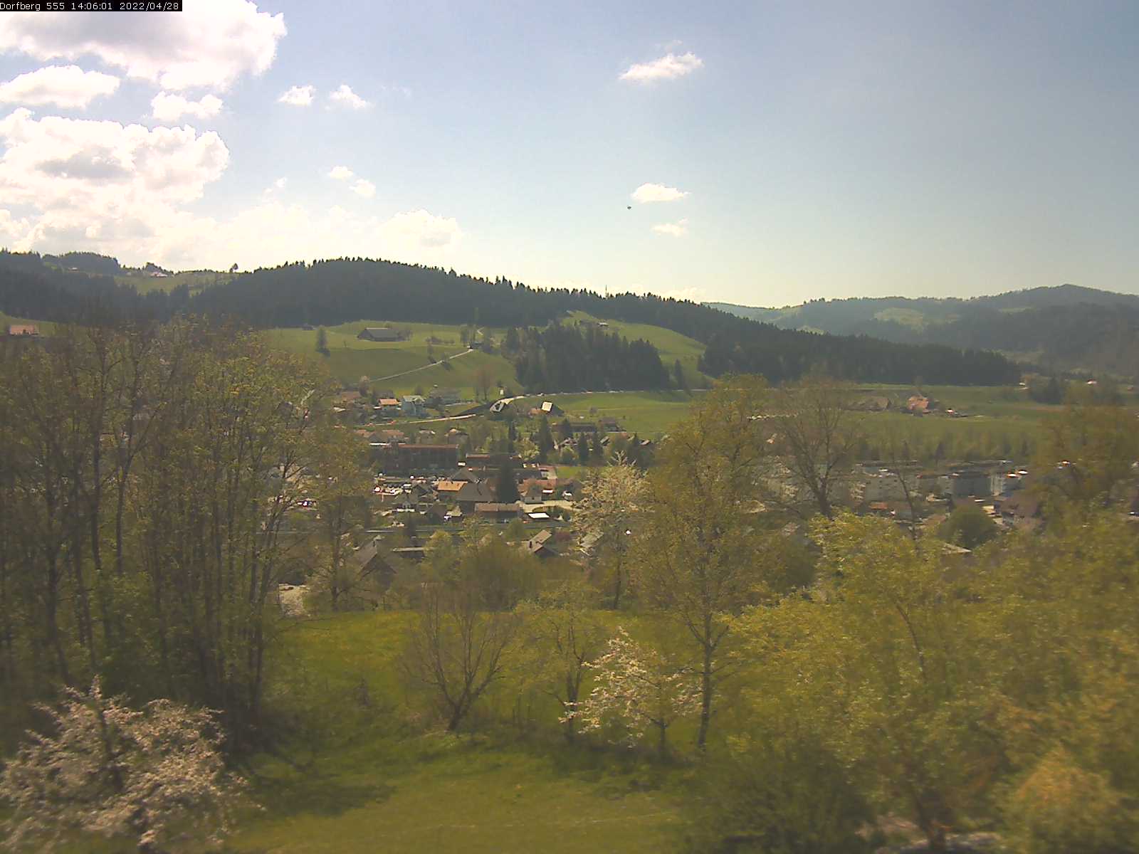 Webcam-Bild: Aussicht vom Dorfberg in Langnau 20220428-140601