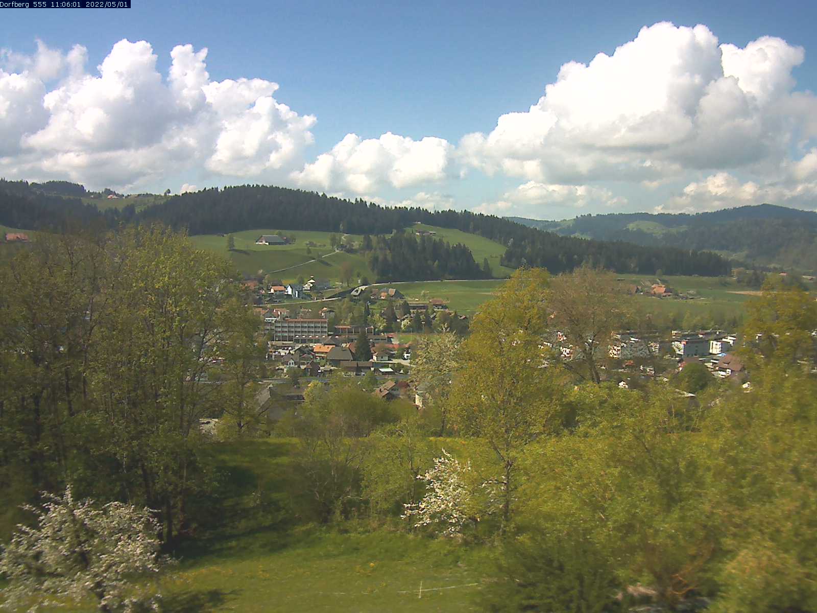 Webcam-Bild: Aussicht vom Dorfberg in Langnau 20220501-110601