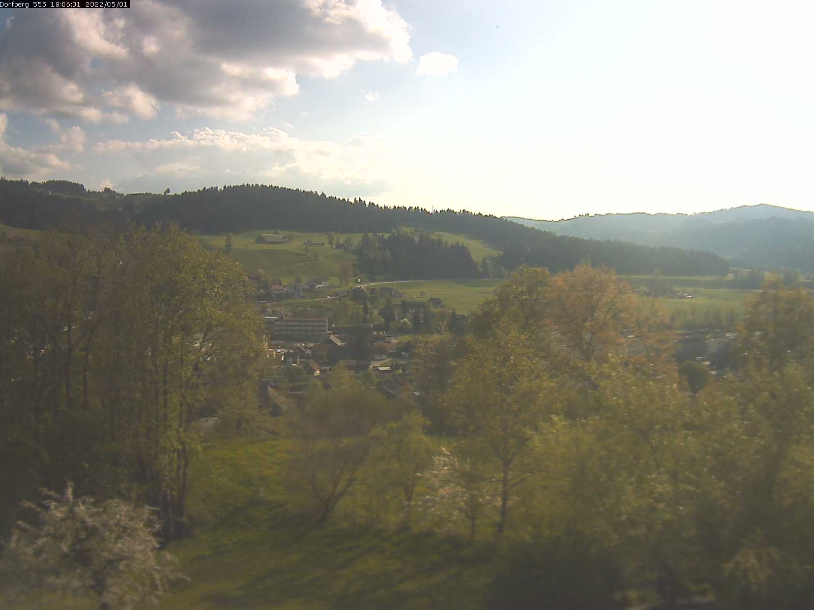 Webcam-Bild: Aussicht vom Dorfberg in Langnau 20220501-180601