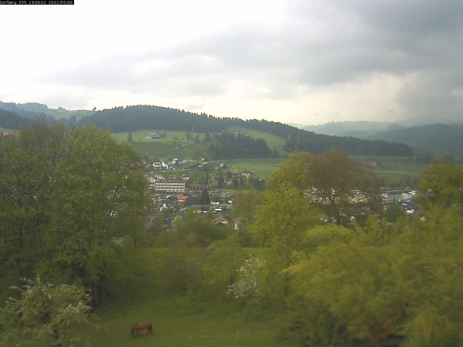 Webcam-Bild: Aussicht vom Dorfberg in Langnau 20220506-190601
