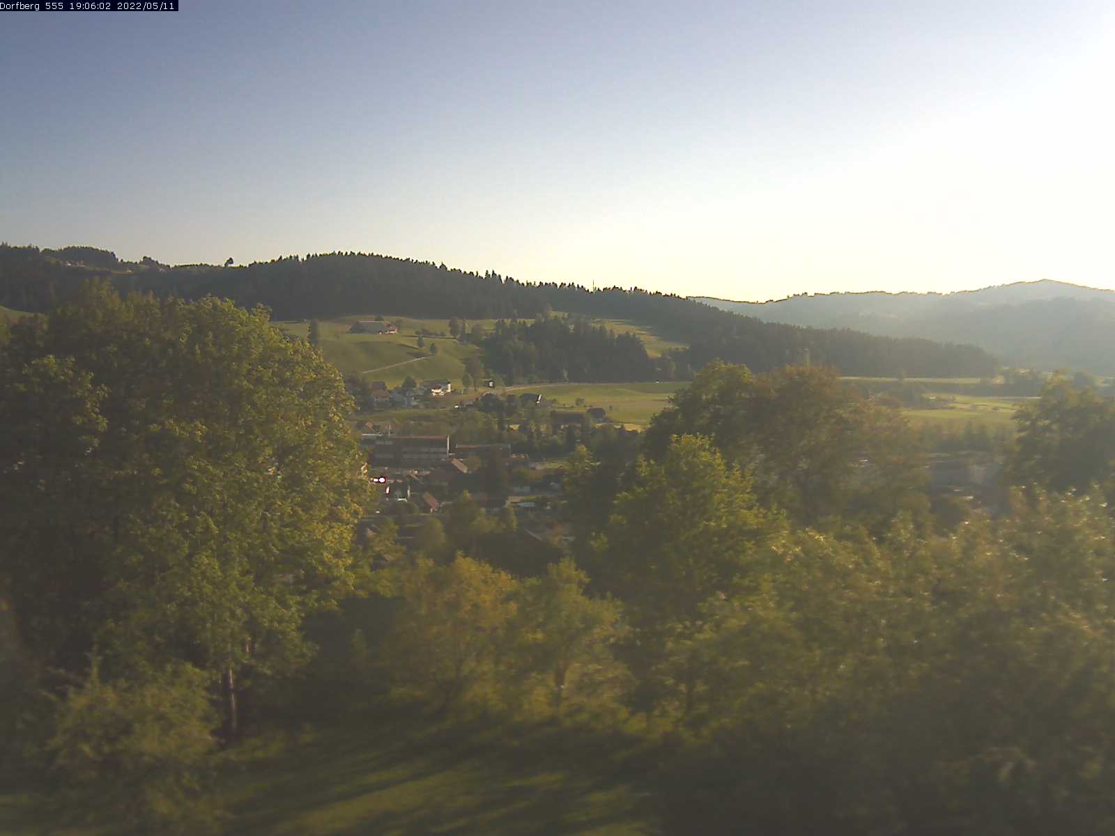Webcam-Bild: Aussicht vom Dorfberg in Langnau 20220511-190601