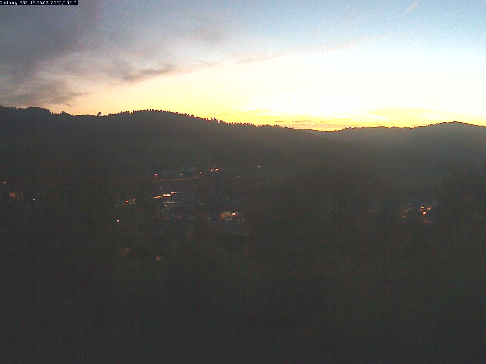 Webcam-Bild: Aussicht vom Dorfberg in Langnau 20221017-190601
