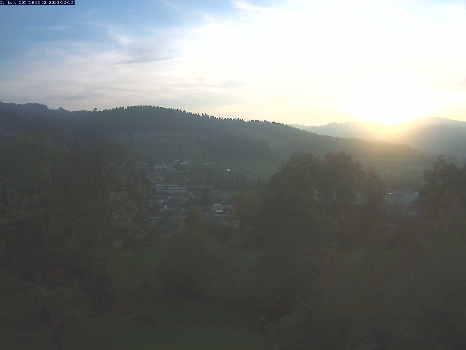 Webcam-Bild: Aussicht vom Dorfberg in Langnau 20221019-180601