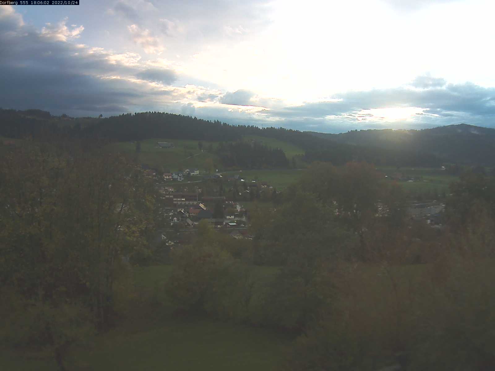 Webcam-Bild: Aussicht vom Dorfberg in Langnau 20221024-180601