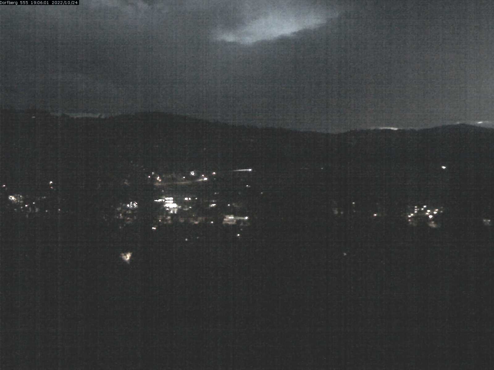 Webcam-Bild: Aussicht vom Dorfberg in Langnau 20221024-190601
