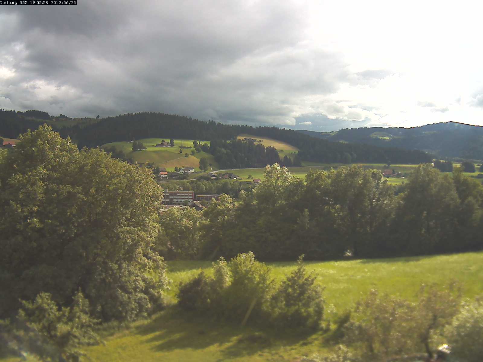 Webcam-Bild: Aussicht vom Dorfberg in Langnau 20120625-180600
