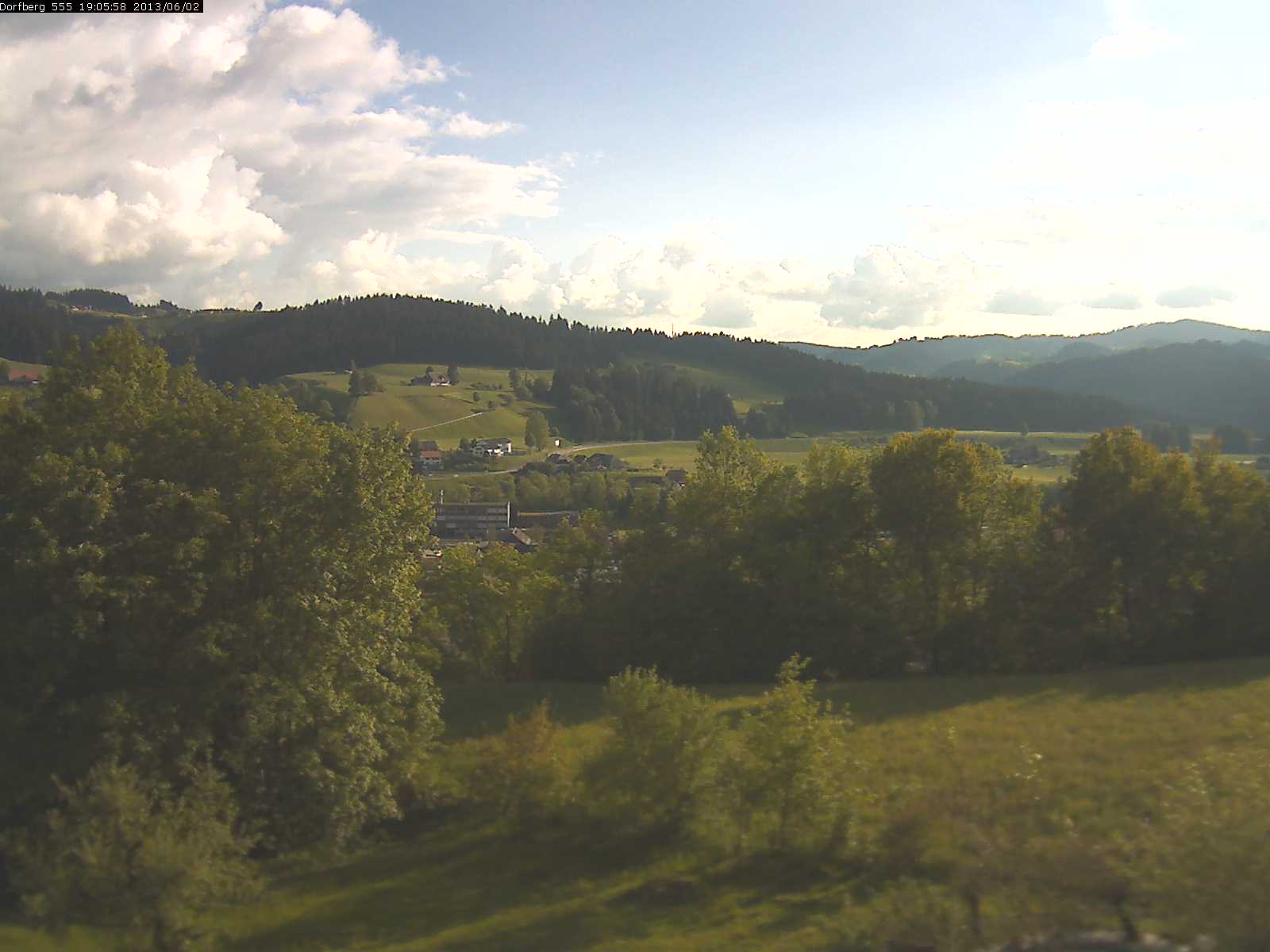 Webcam-Bild: Aussicht vom Dorfberg in Langnau 20130602-190600