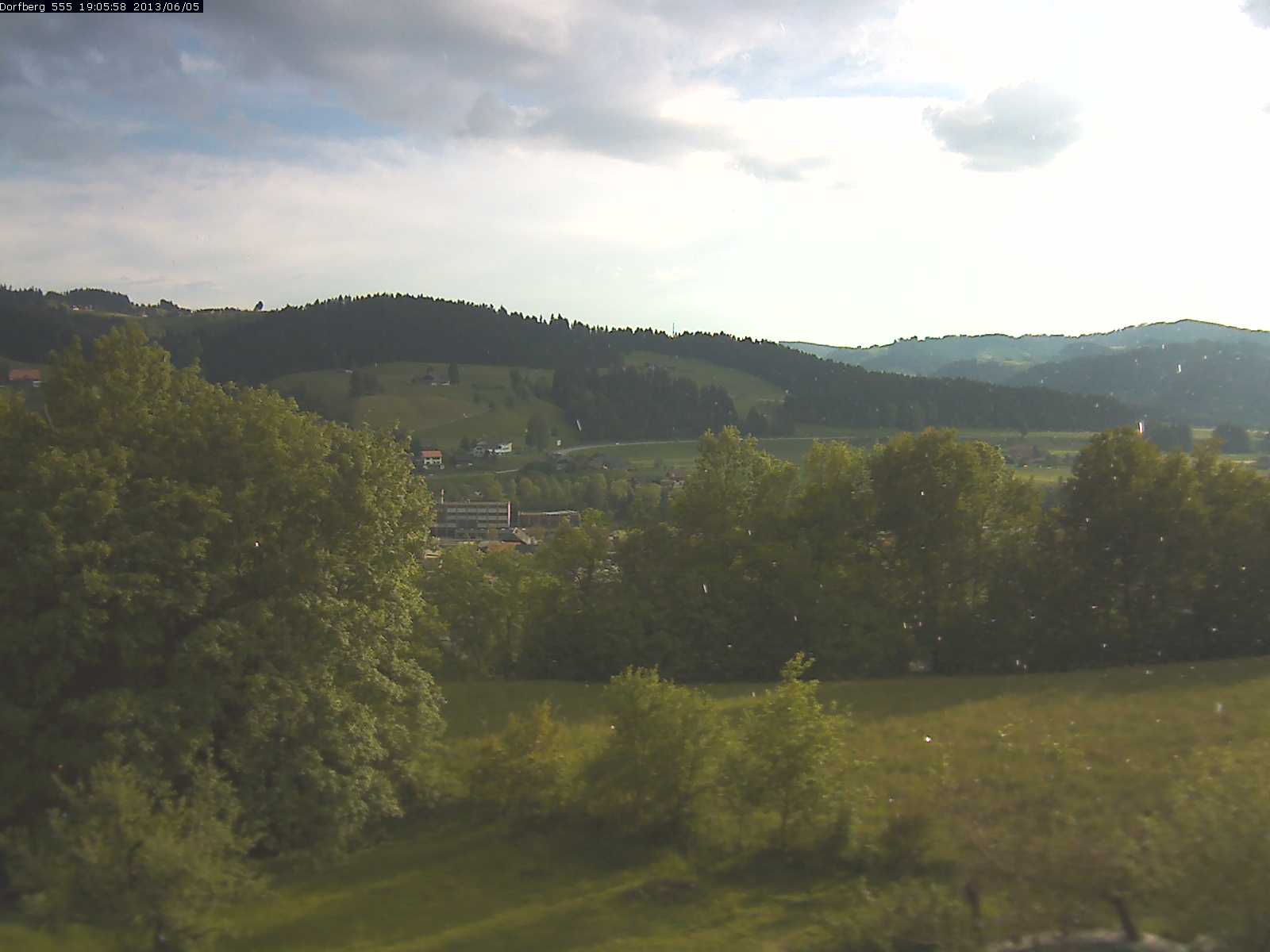 Webcam-Bild: Aussicht vom Dorfberg in Langnau 20130605-190600