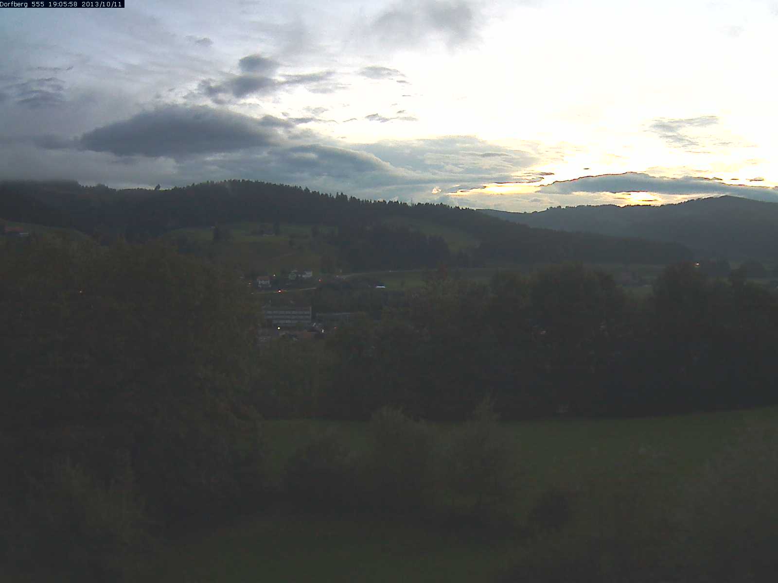 Webcam-Bild: Aussicht vom Dorfberg in Langnau 20131011-190600