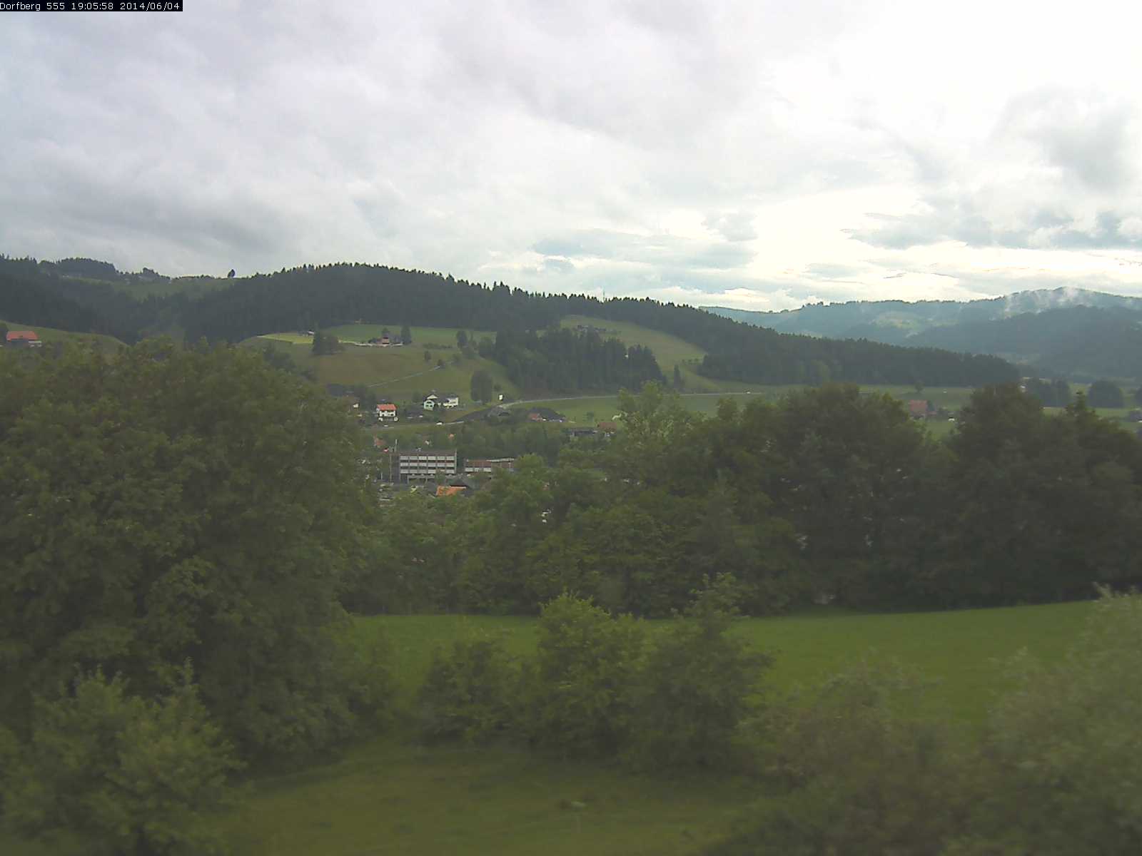 Webcam-Bild: Aussicht vom Dorfberg in Langnau 20140604-190600