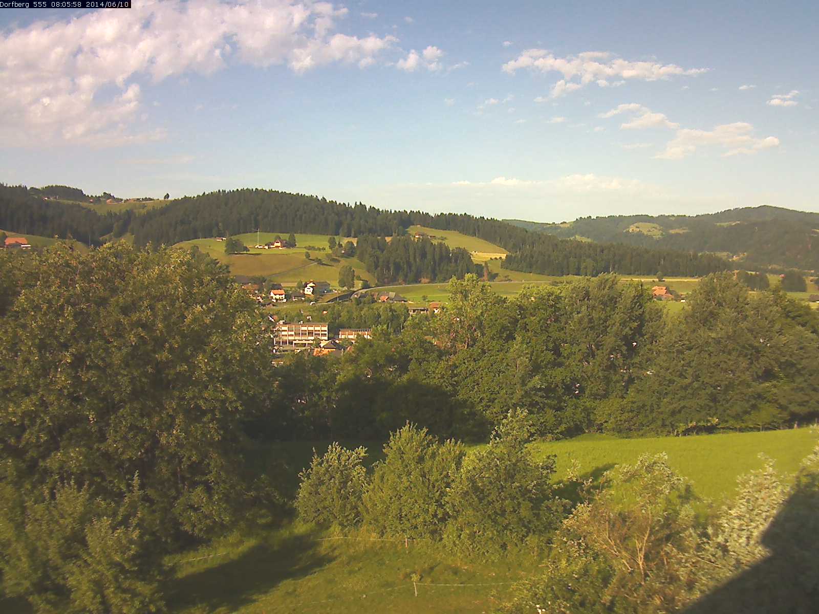 Webcam-Bild: Aussicht vom Dorfberg in Langnau 20140610-080600